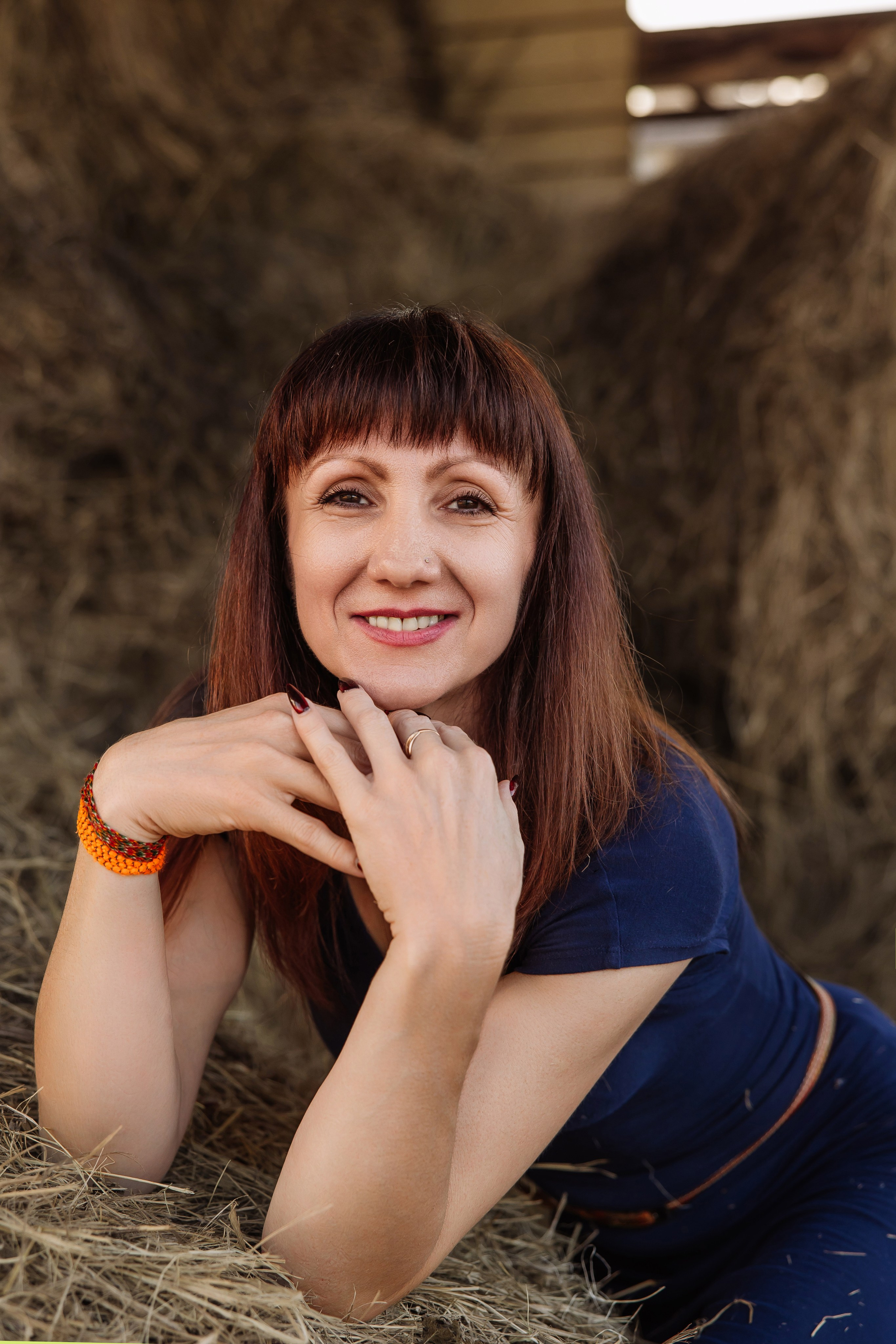 Красивый женский портрет на сеновале