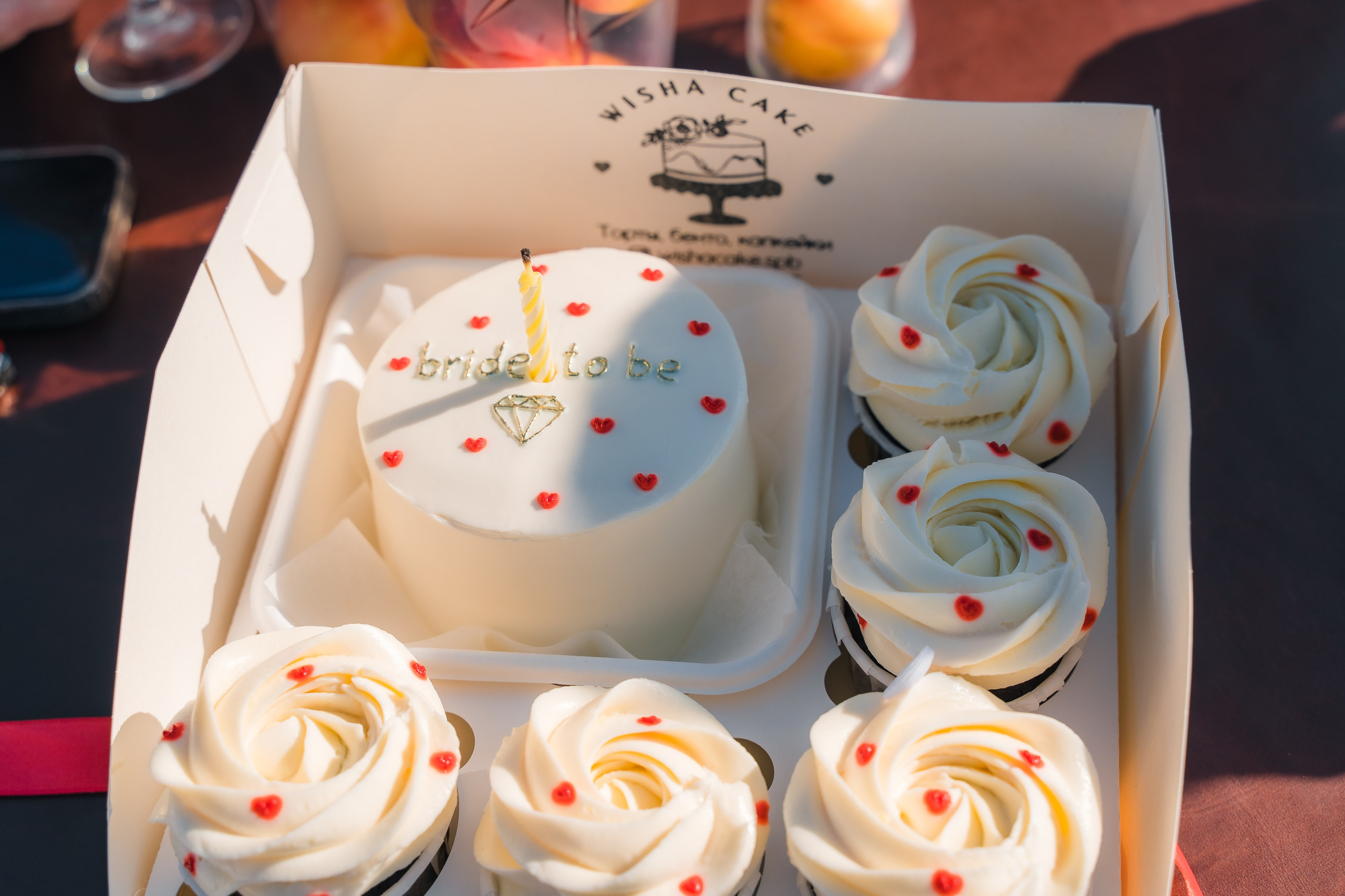 Фотосъемка девичника, встреча девушек, веселые женские портреты