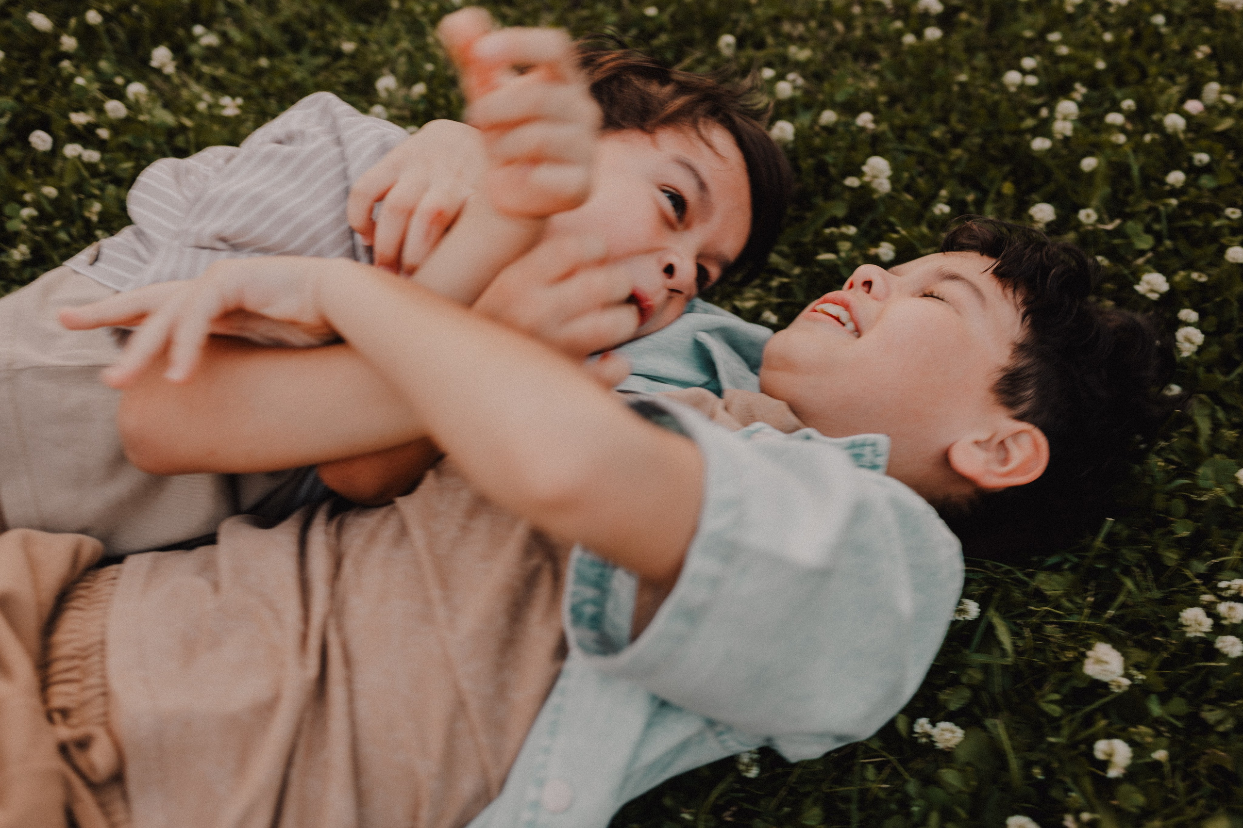 На лужайке. Семейный фотограф Москва