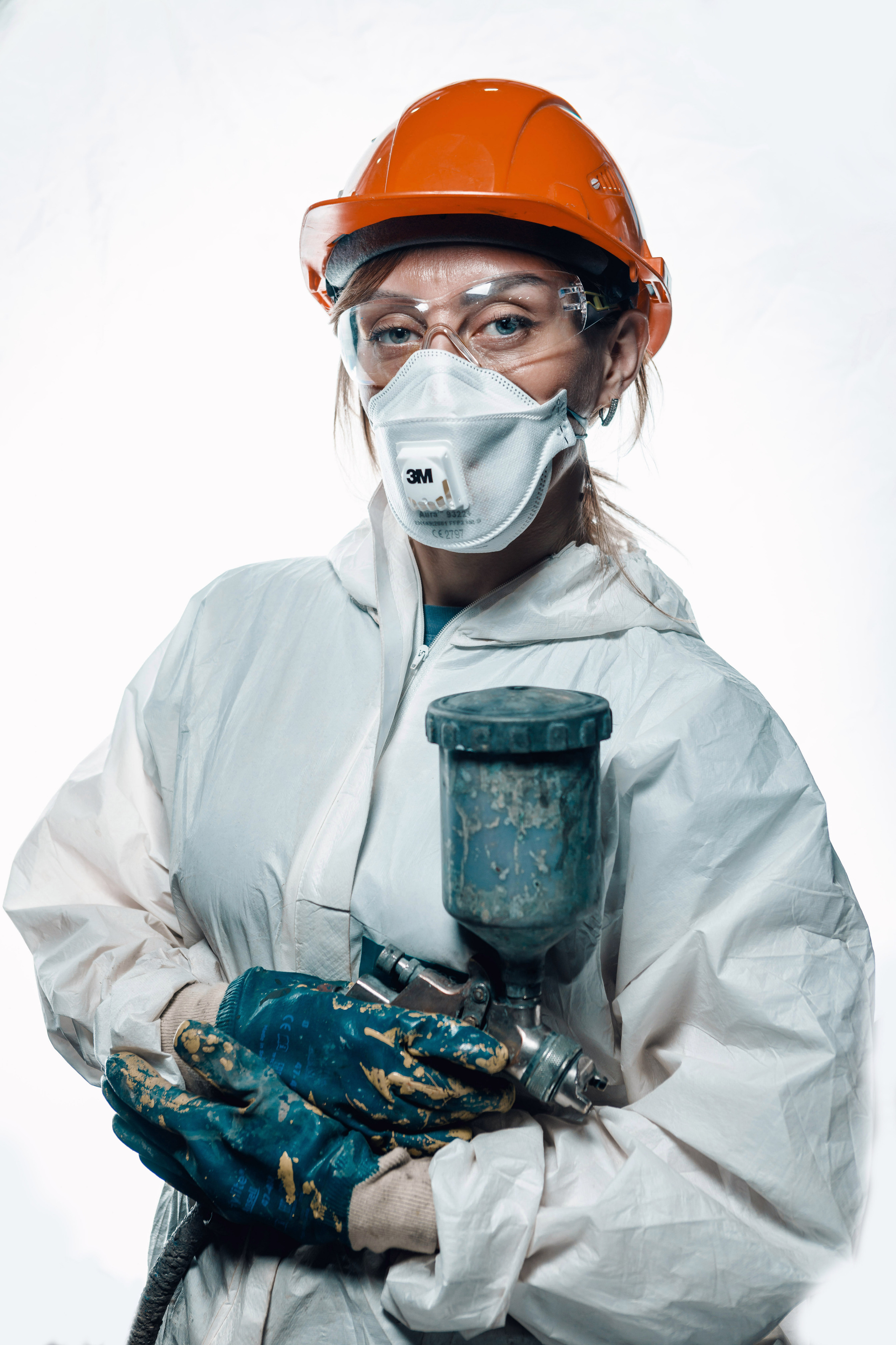 Съемка работников предприятия на белом фоне