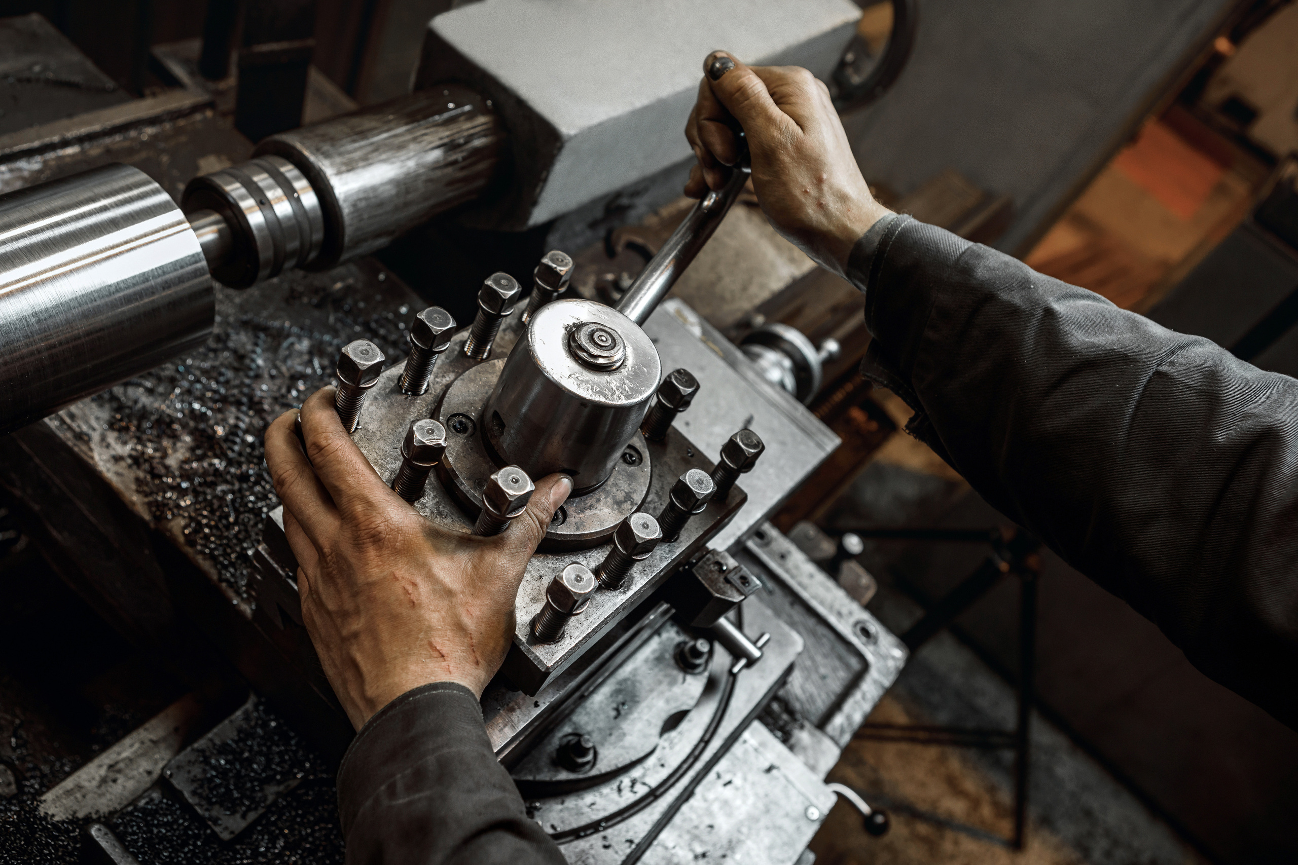 Руки рабочего испачканные в масле