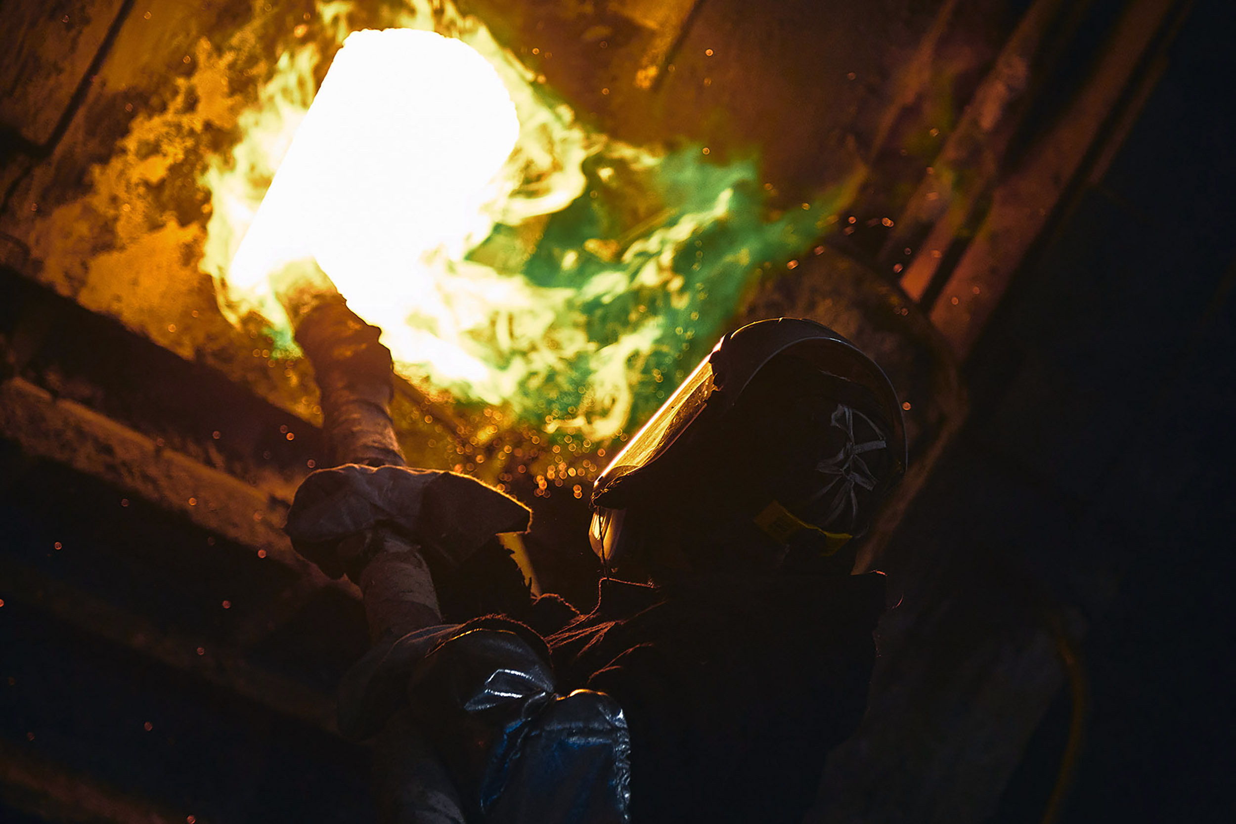 Плавильщик за работой