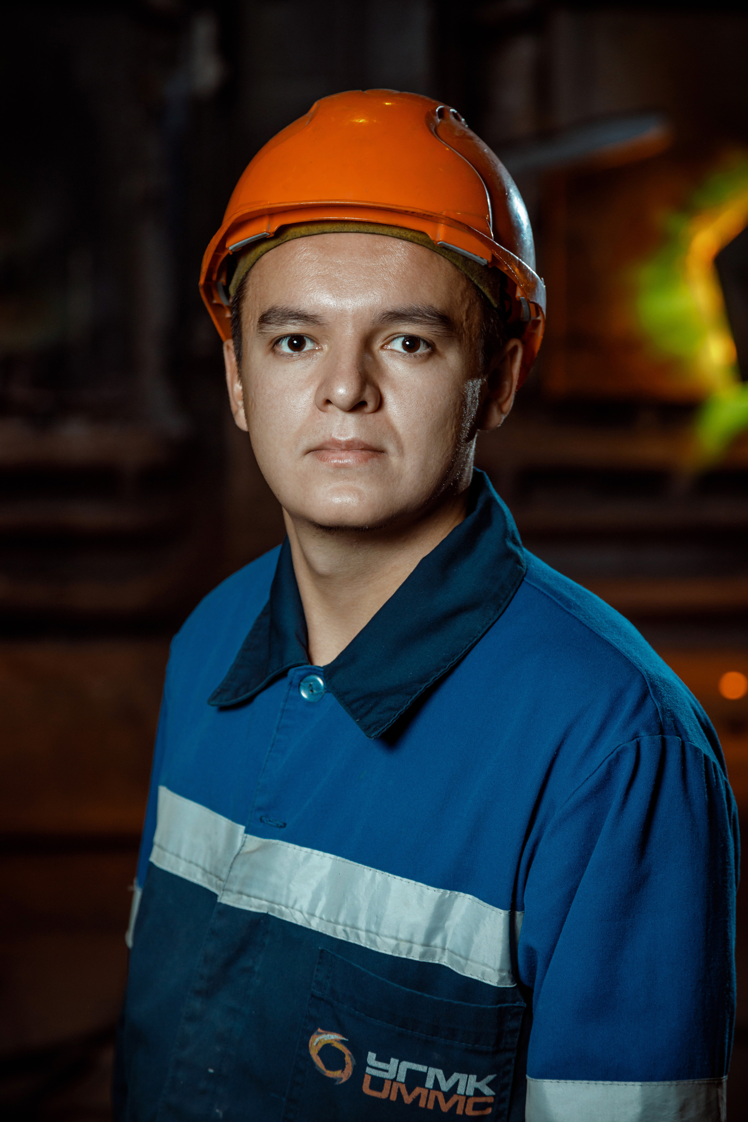 Рабочий промышленного предприятия на фоне печи