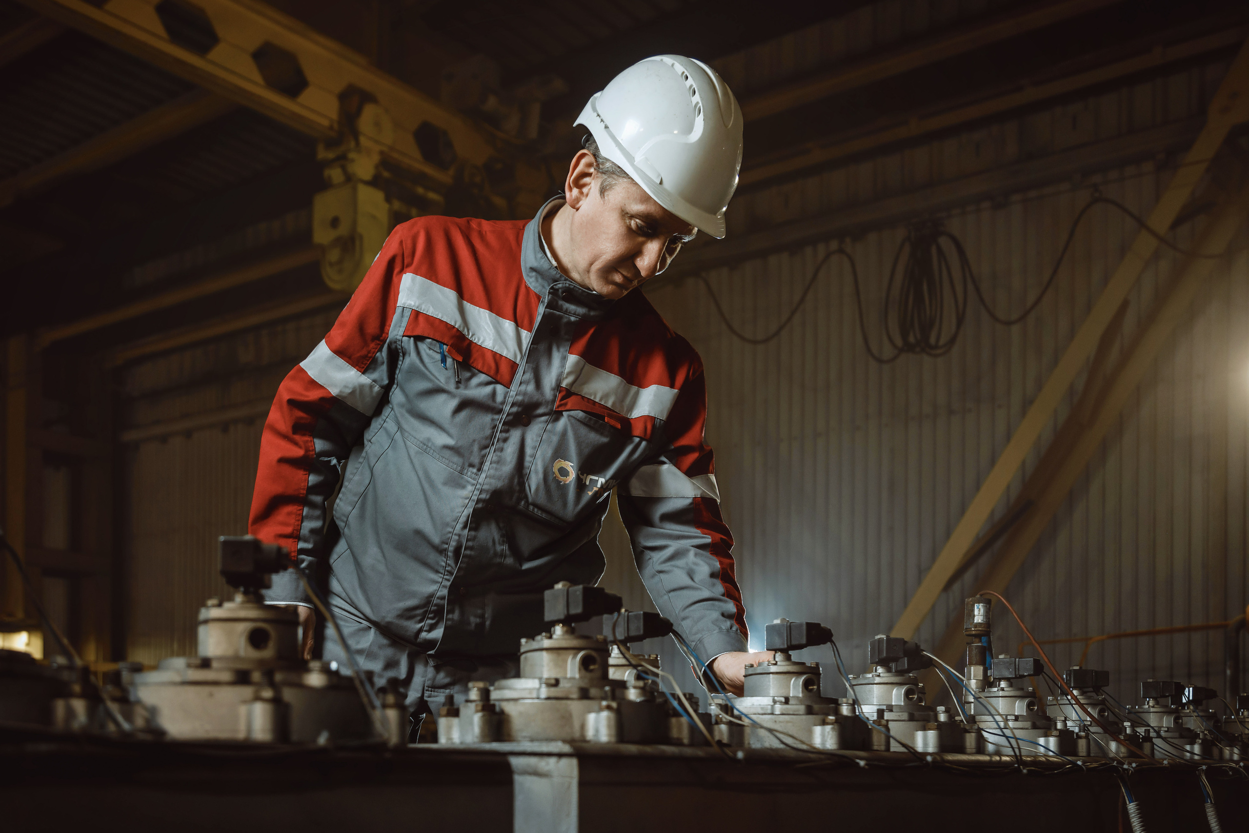 Инженер проверяет исправность оборудования