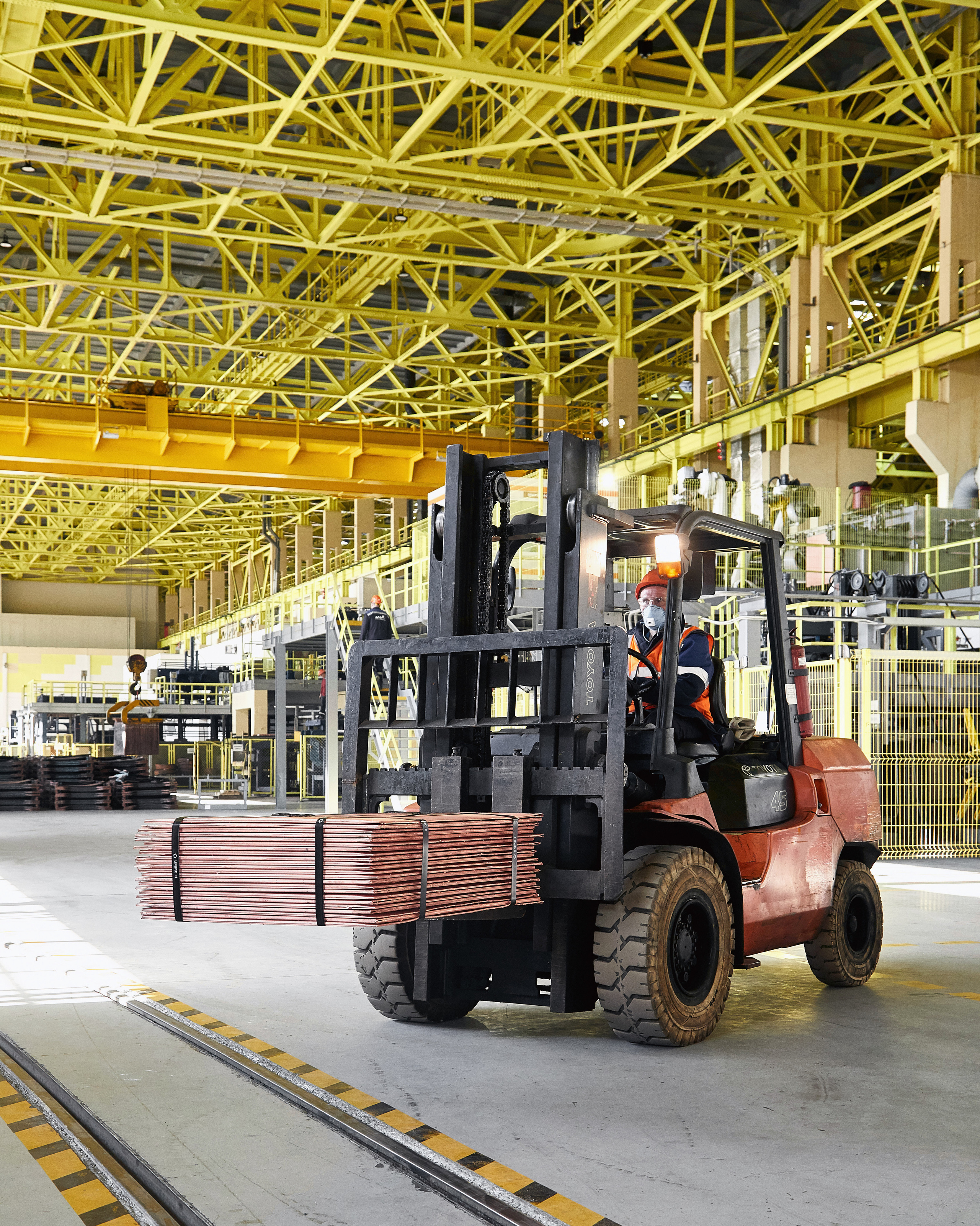 Вилочный погрузчик с пачкой медных катодов