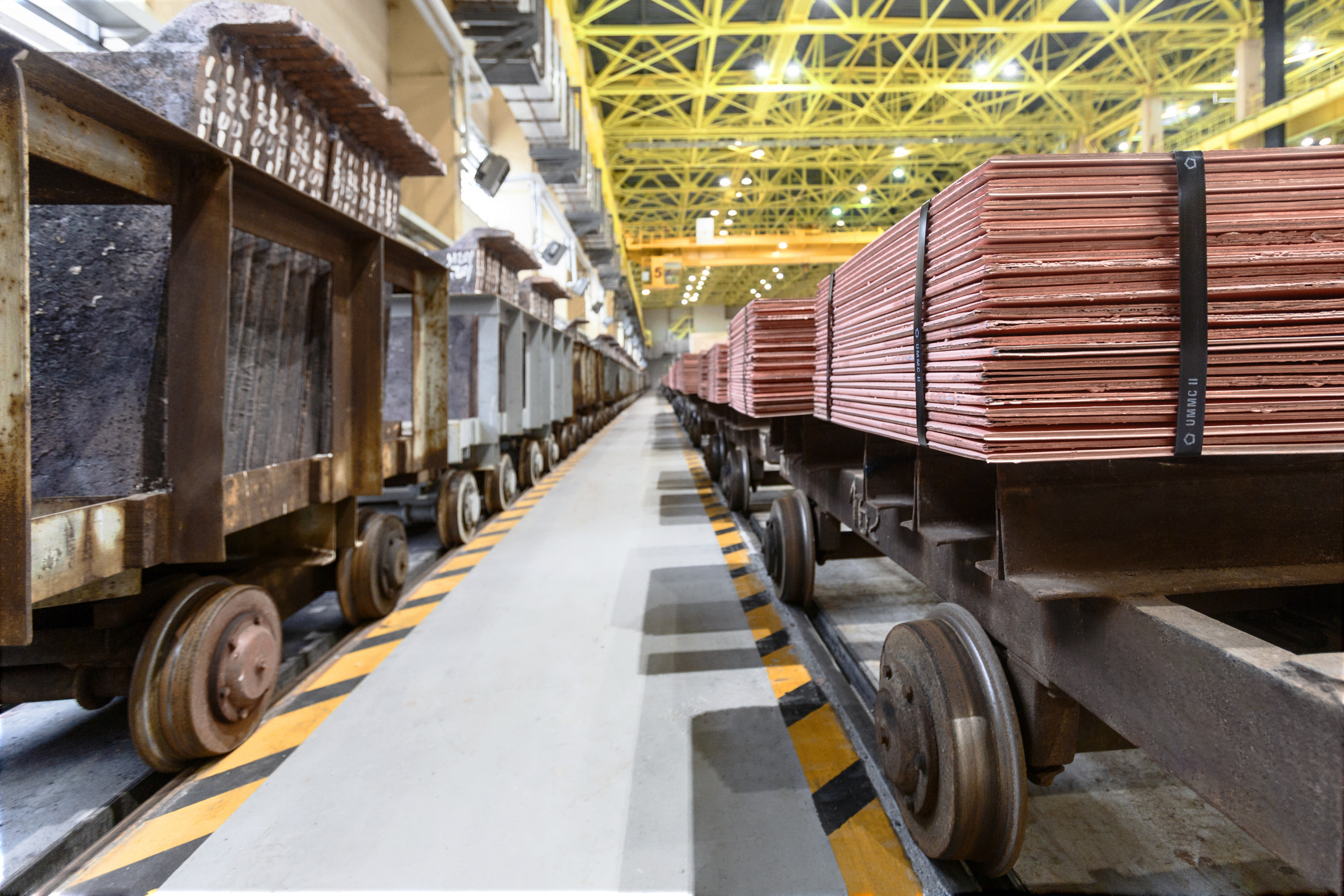 Медные аноды и медные катоды в вагонетках