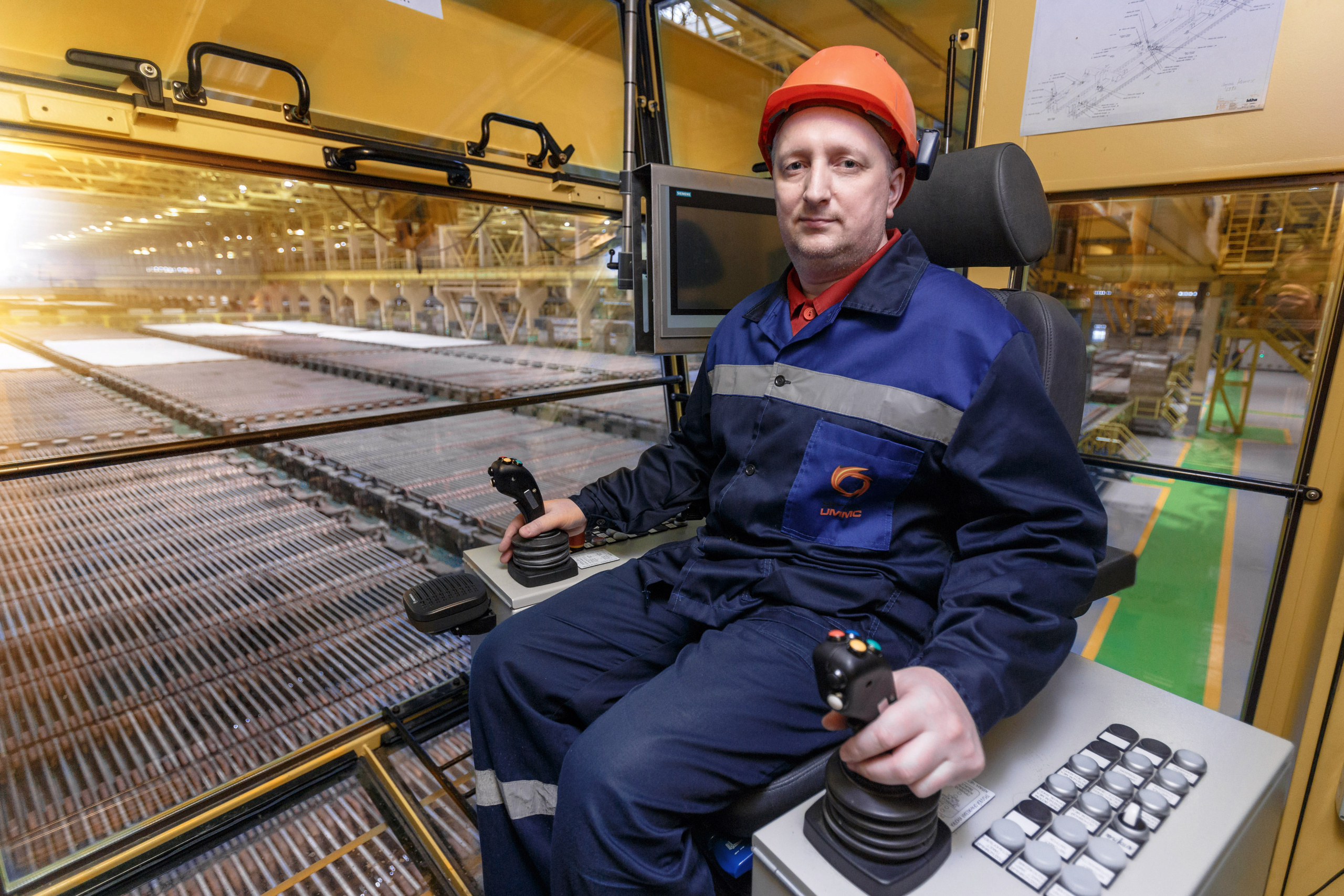 Машинист крана в кабине