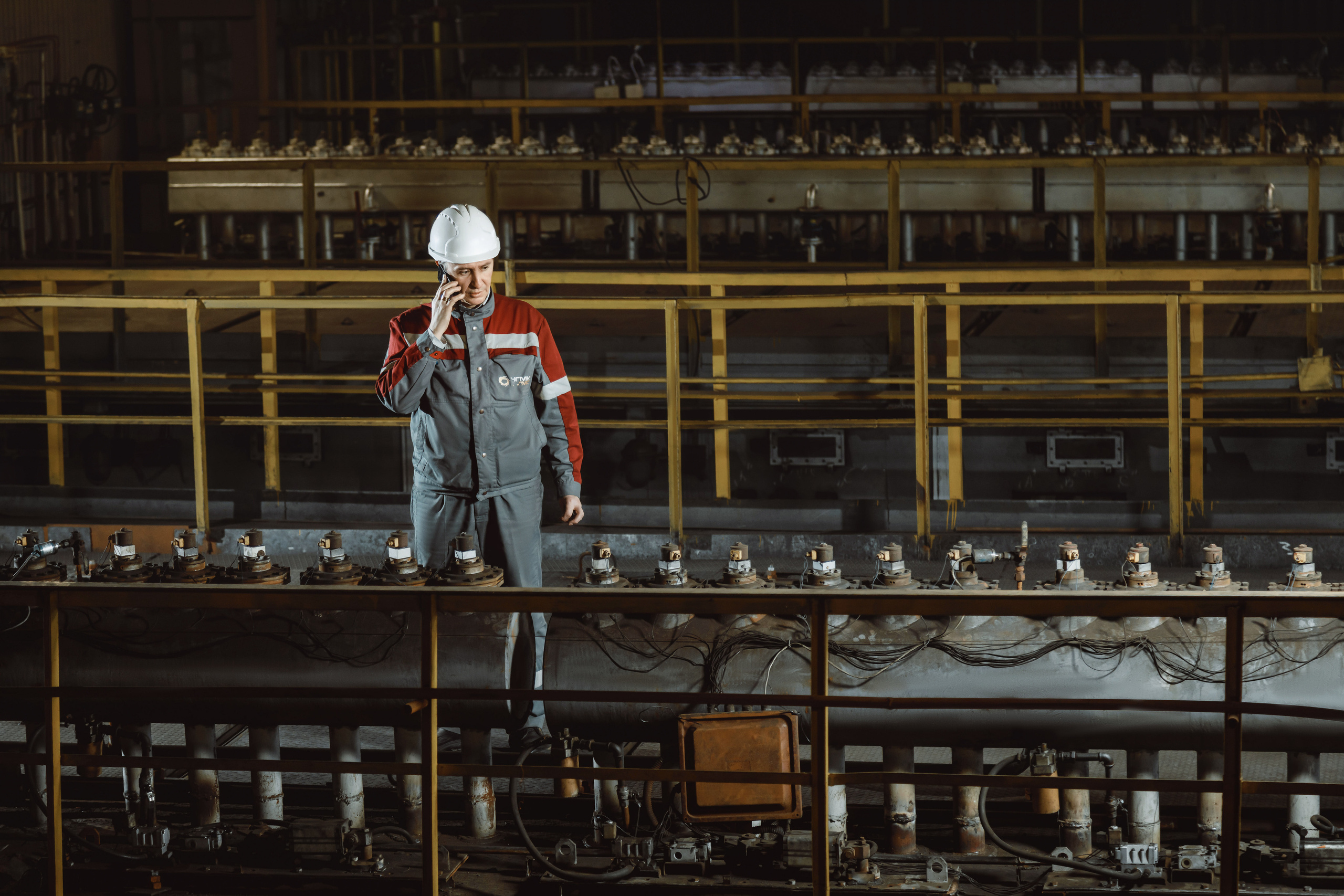 Инженер говорит по телефону 