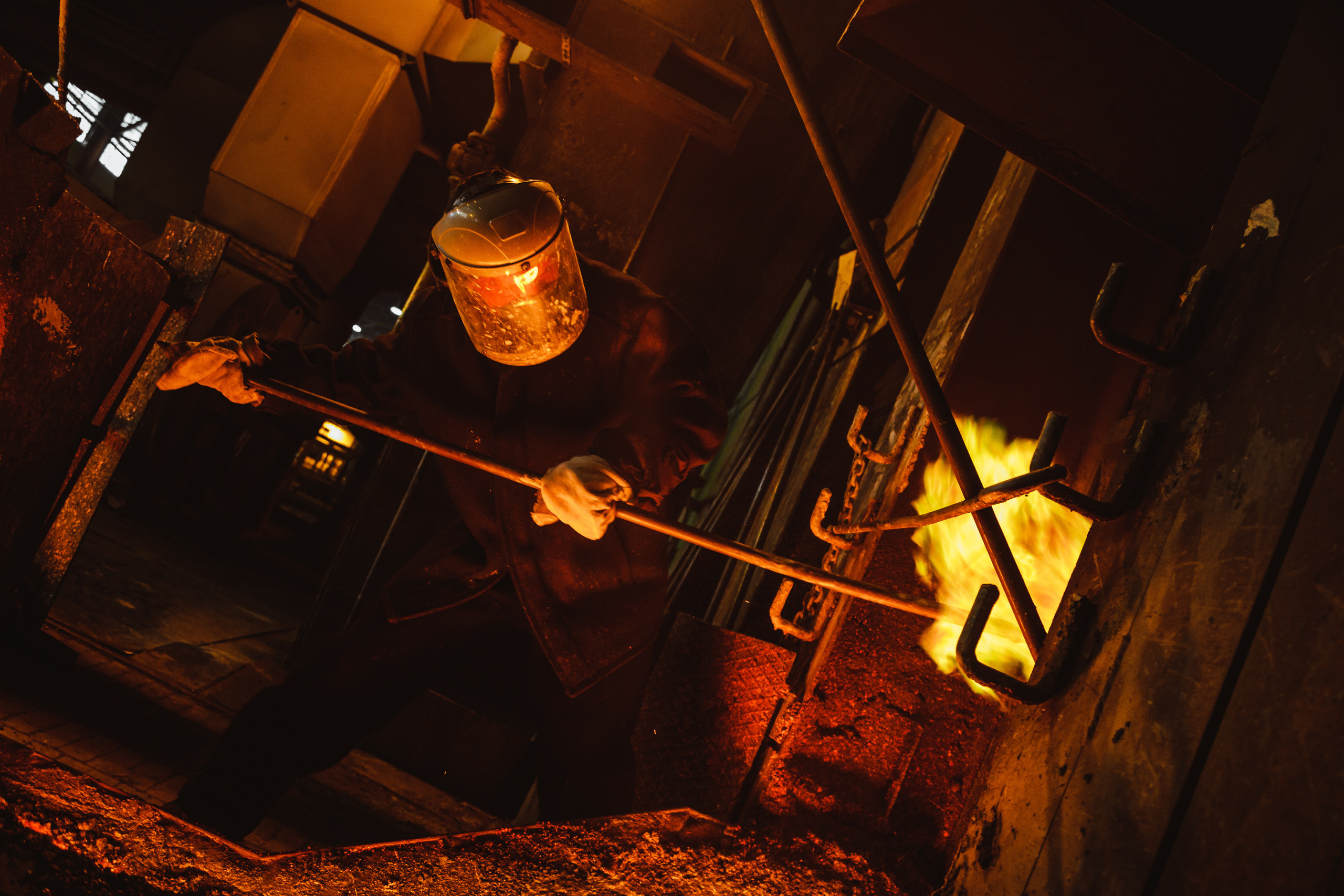 Разливщик за работой в медеплавильном цехе