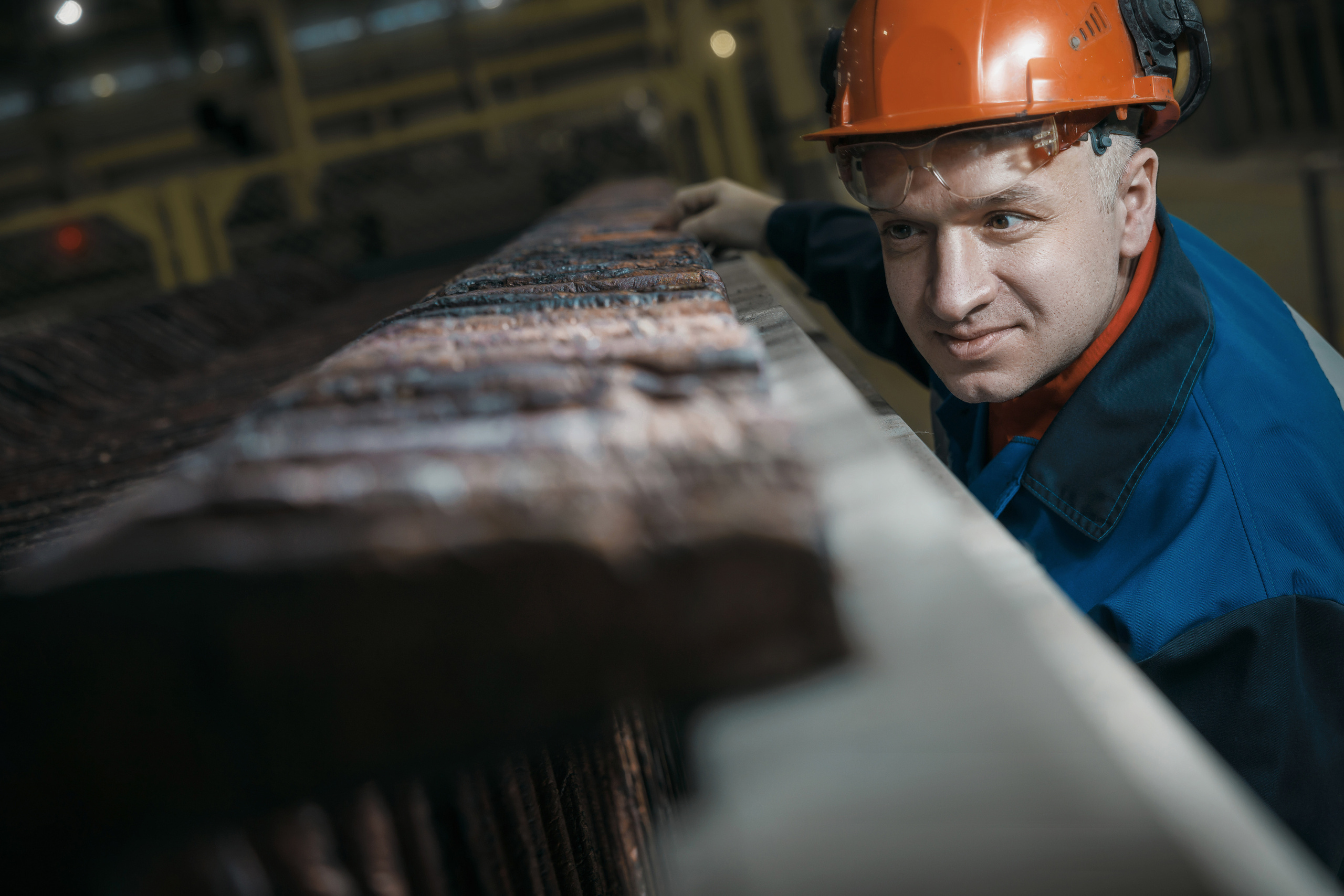 Рабочий осматривает медные аноды