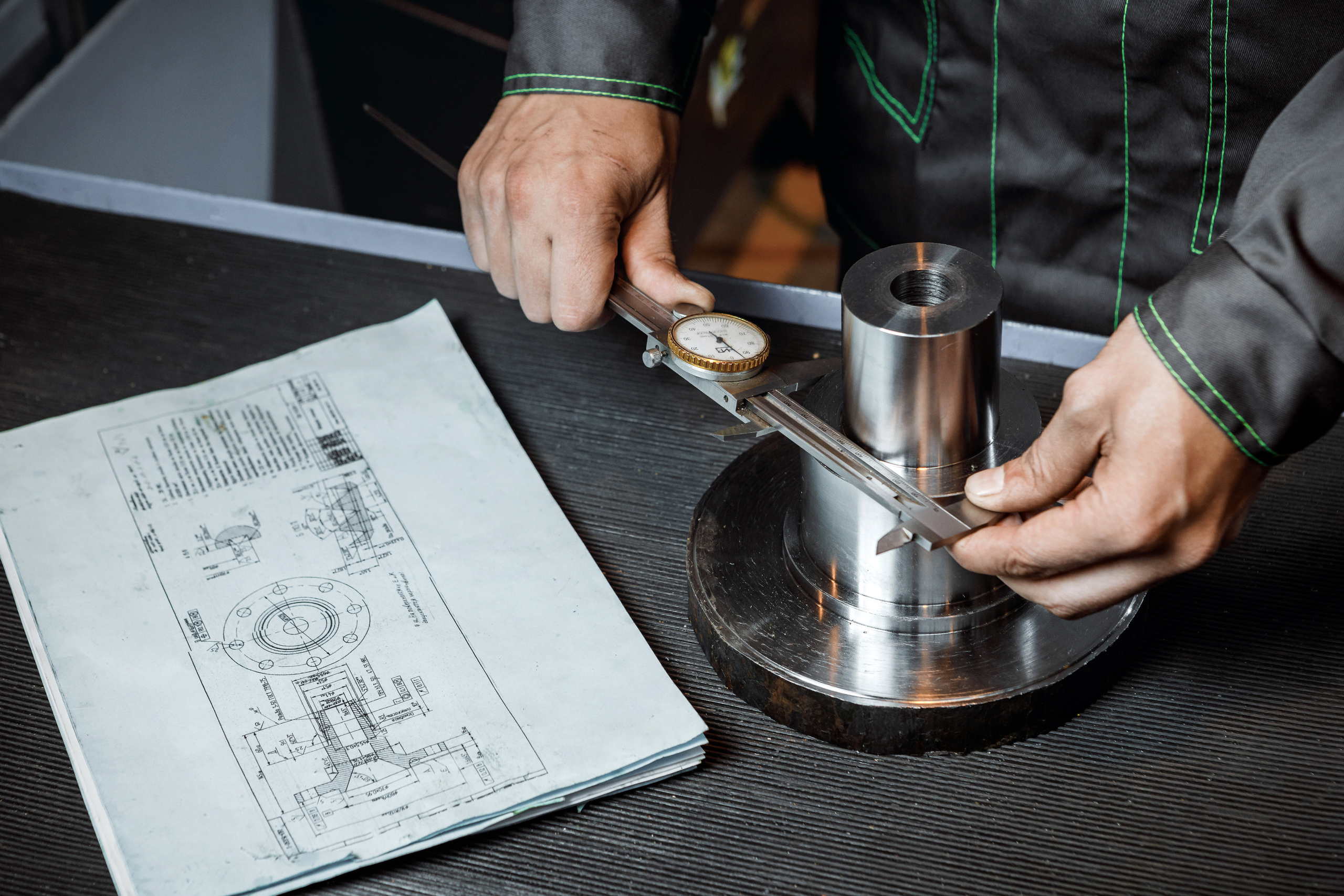 Измерение размеров детали с помощью штангенциркуля