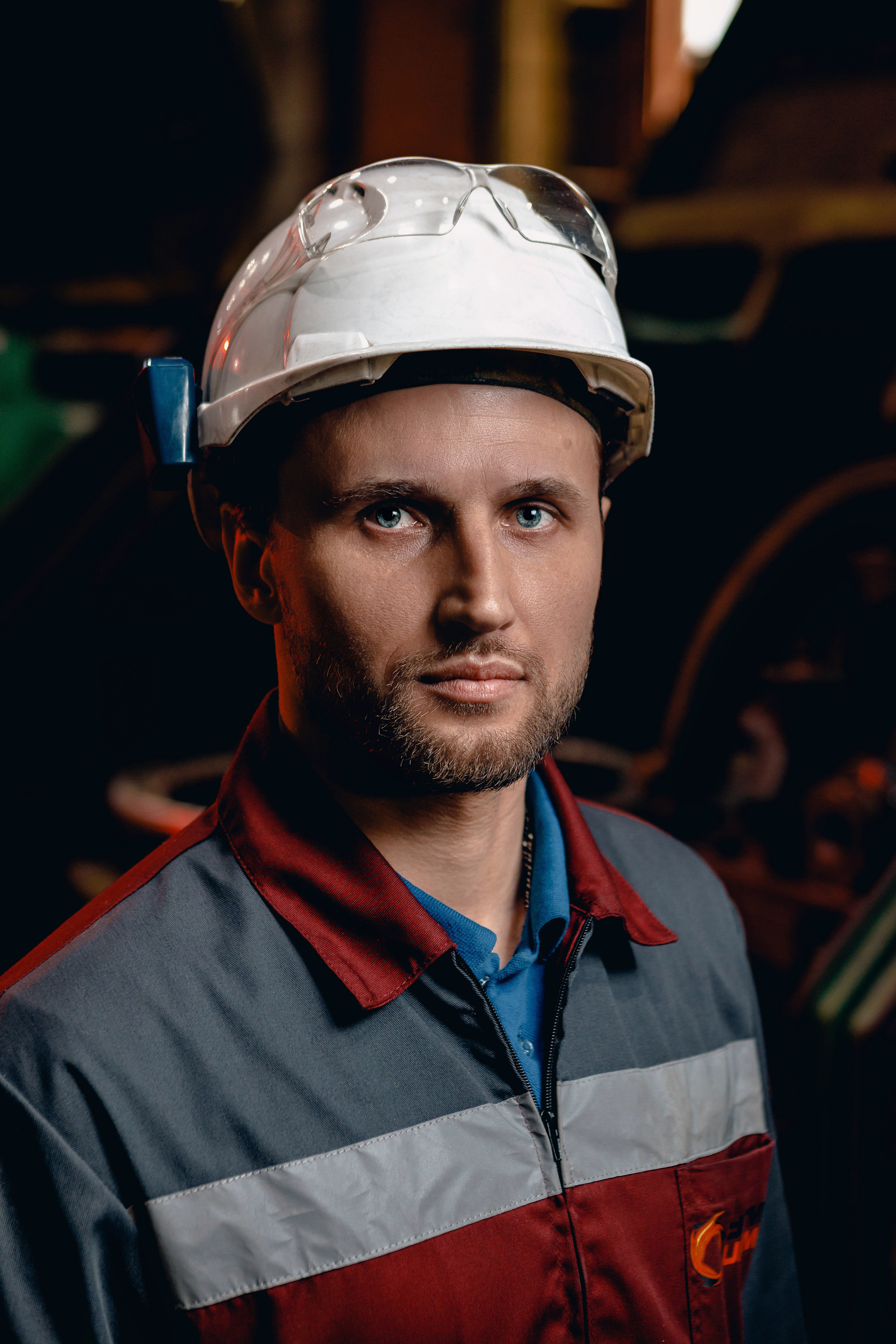 Портретная съёмка работника на фоне производственной линии