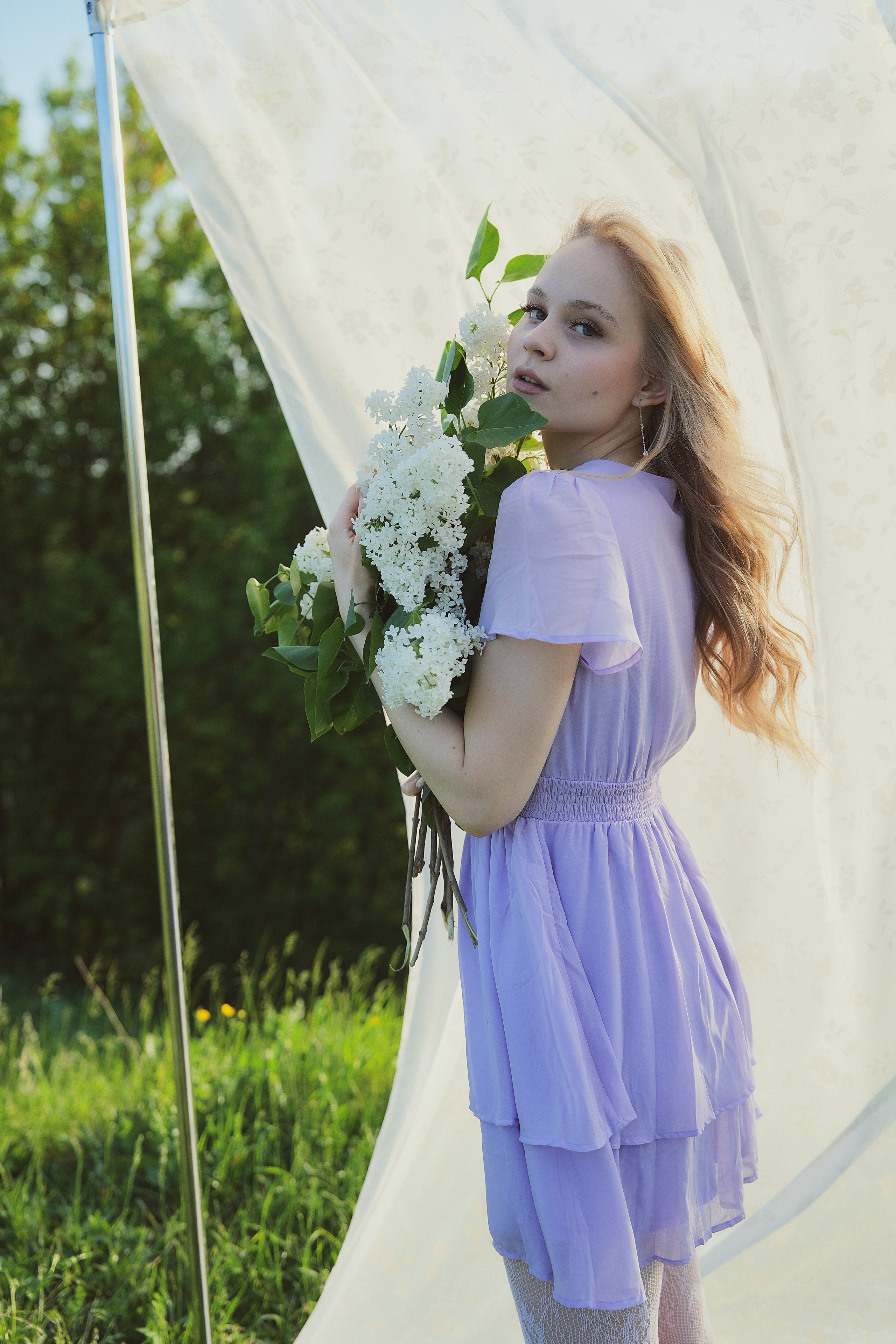 Съемка Кати в контровом свете с белой сиренью. Фотограф Светлана Боровикова в Домодедове