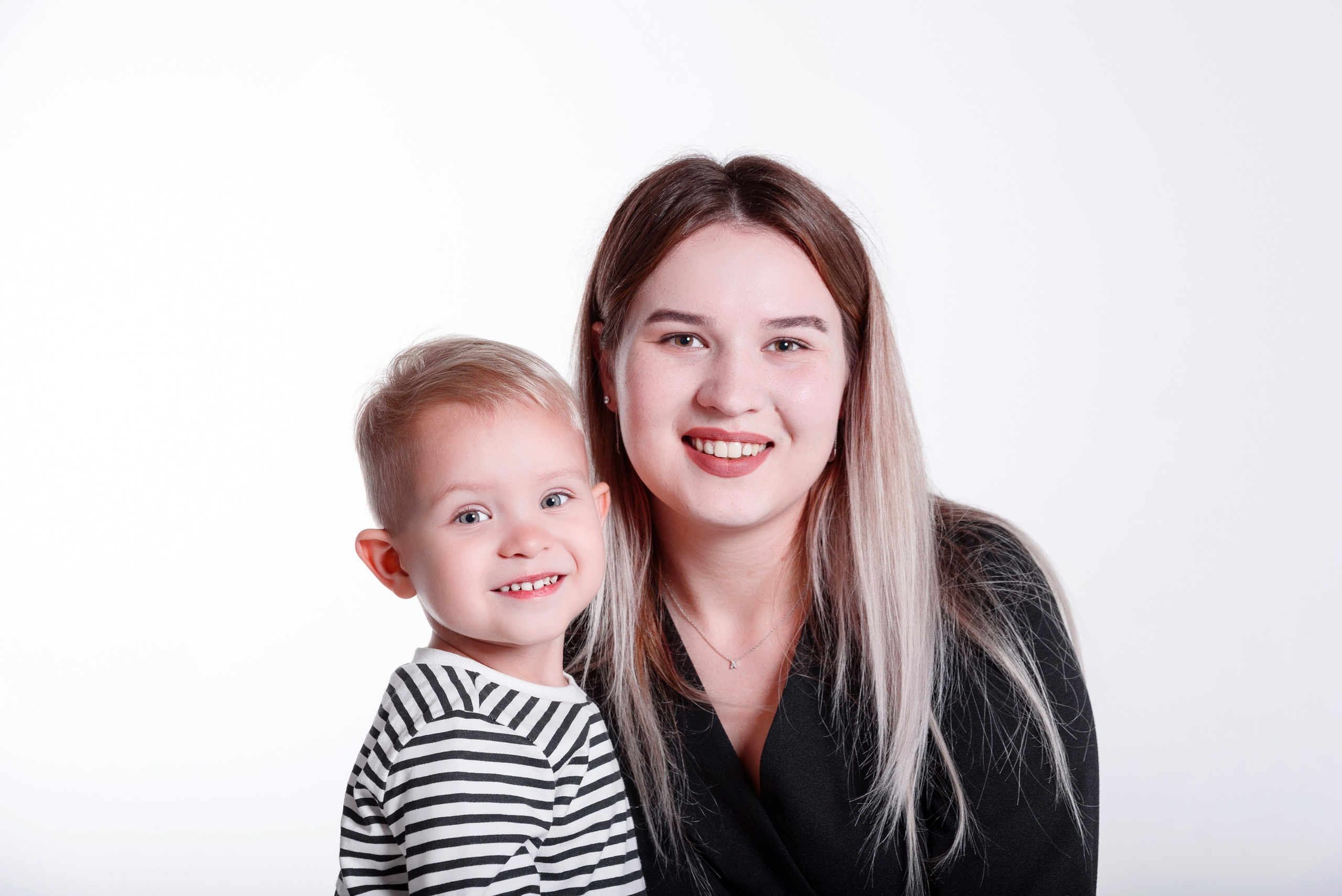 Мама с ребёнком. Студийная фотосессия на циклораме, на белом фоне. Сочи