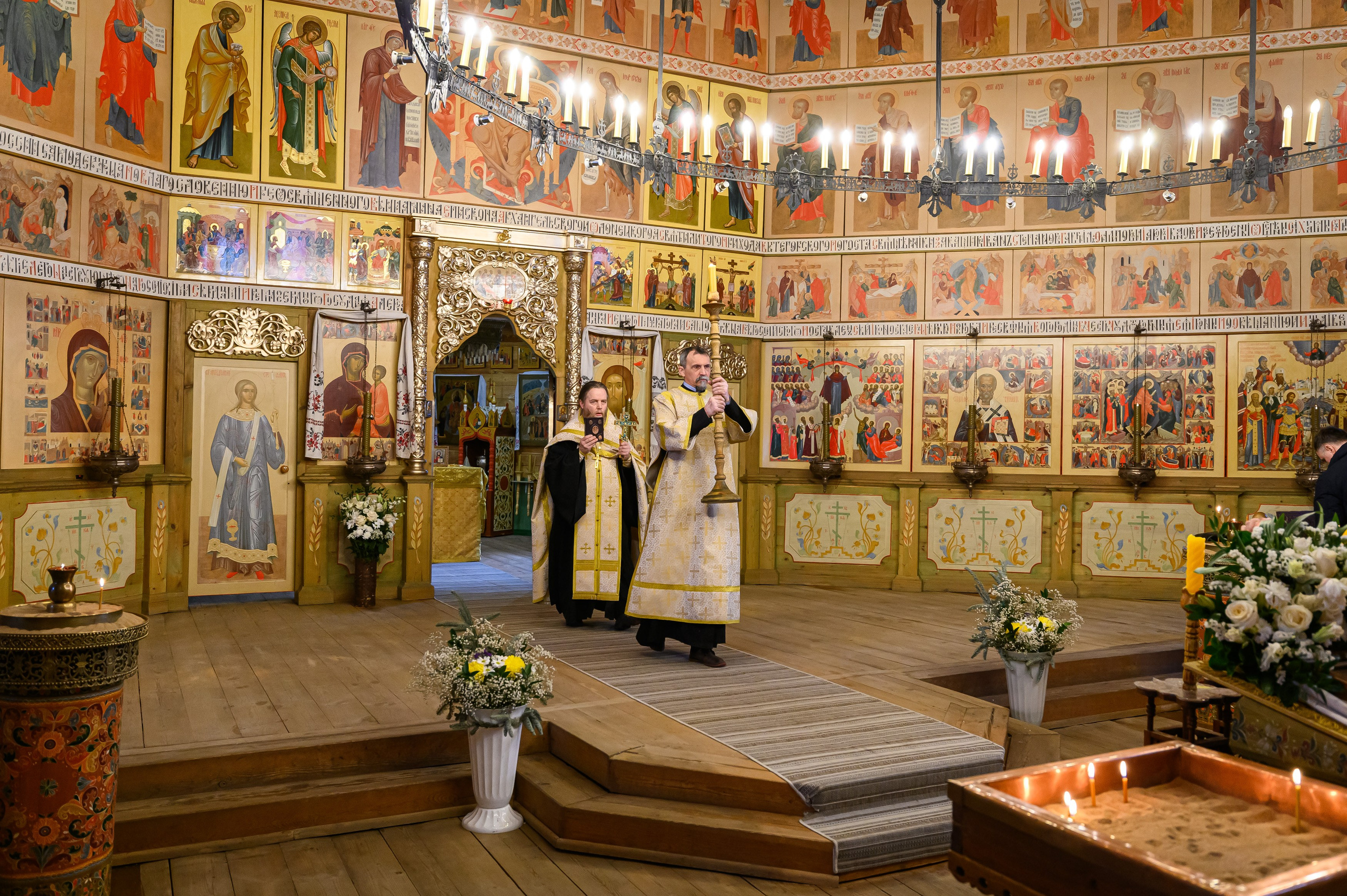 Служители Храма Покрова Пресвятой Богородицы начинают обряд венчания