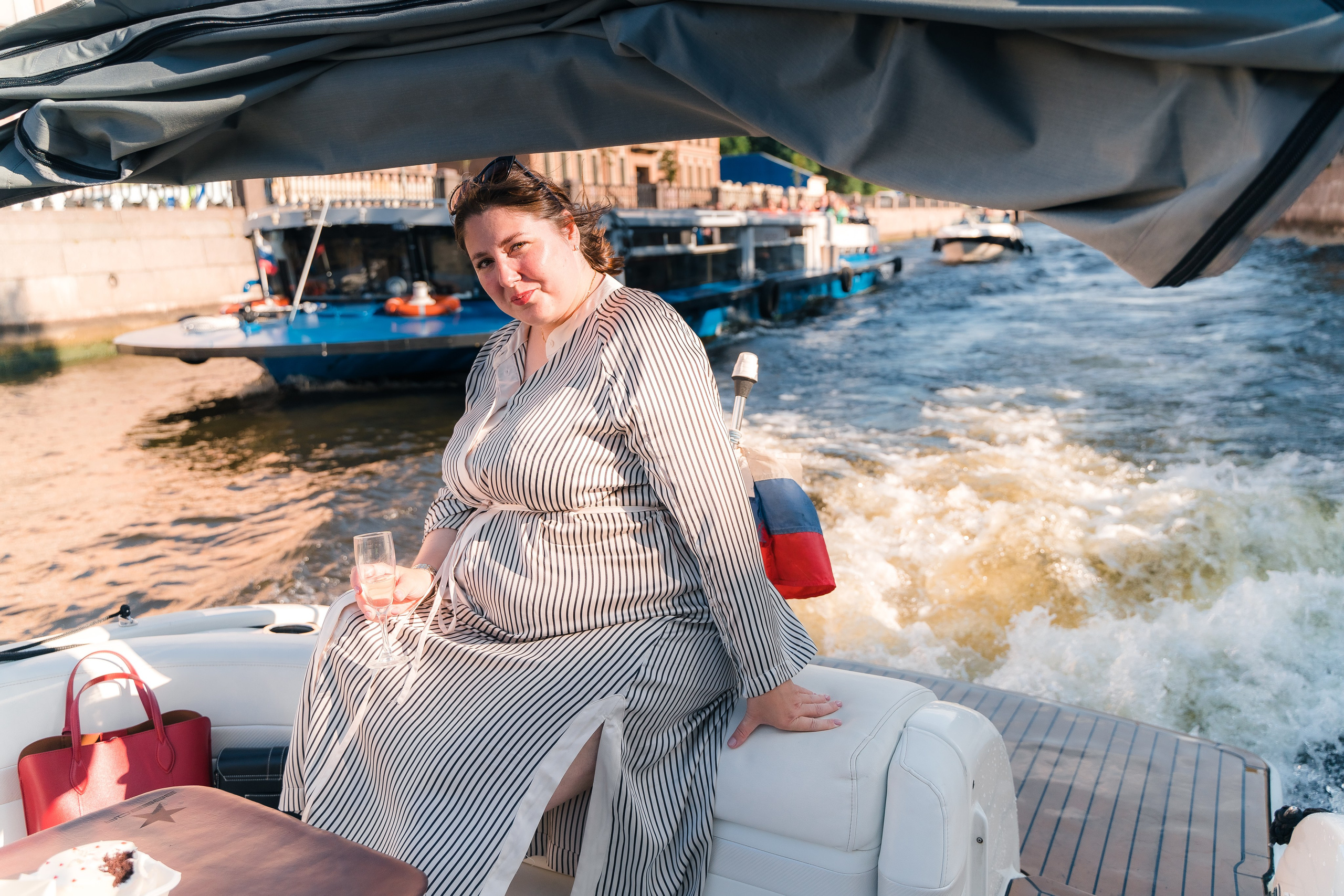 Фотосъемка девичника, встреча девушек, веселые женские портреты