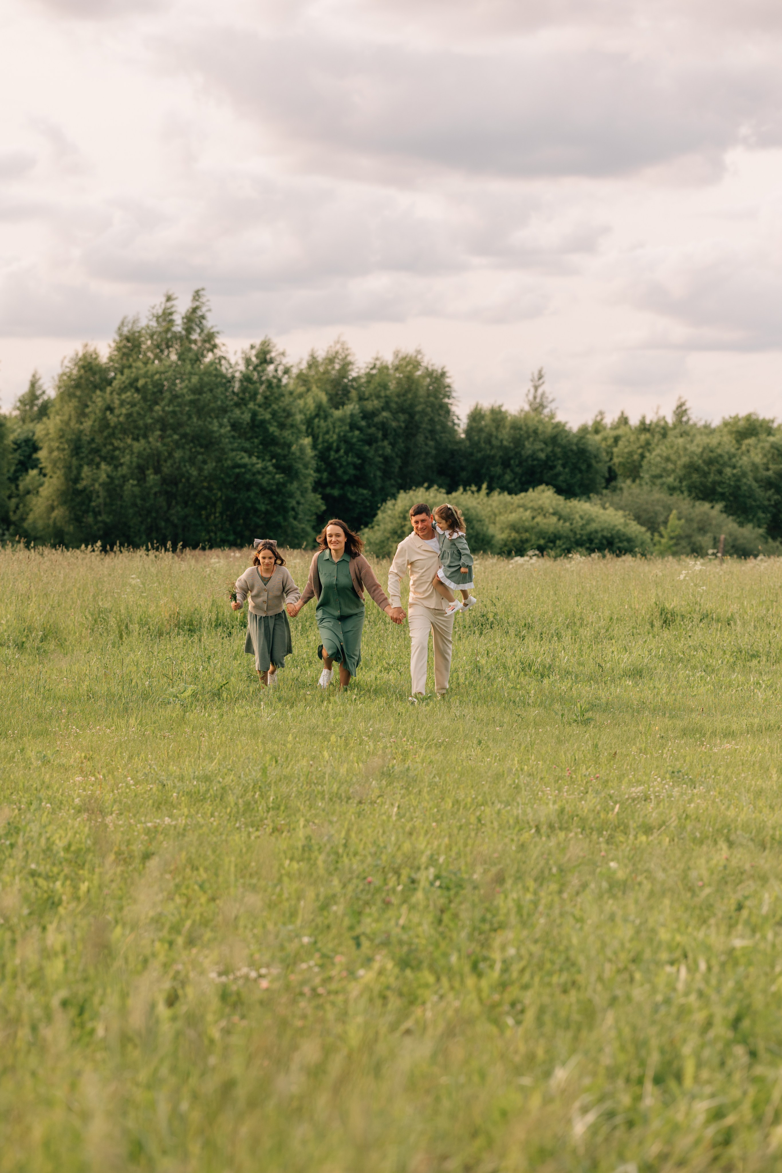 Анна, Марчелло, Настенька и Влада в поле. Фотограф Москва Светлана Кирюшина