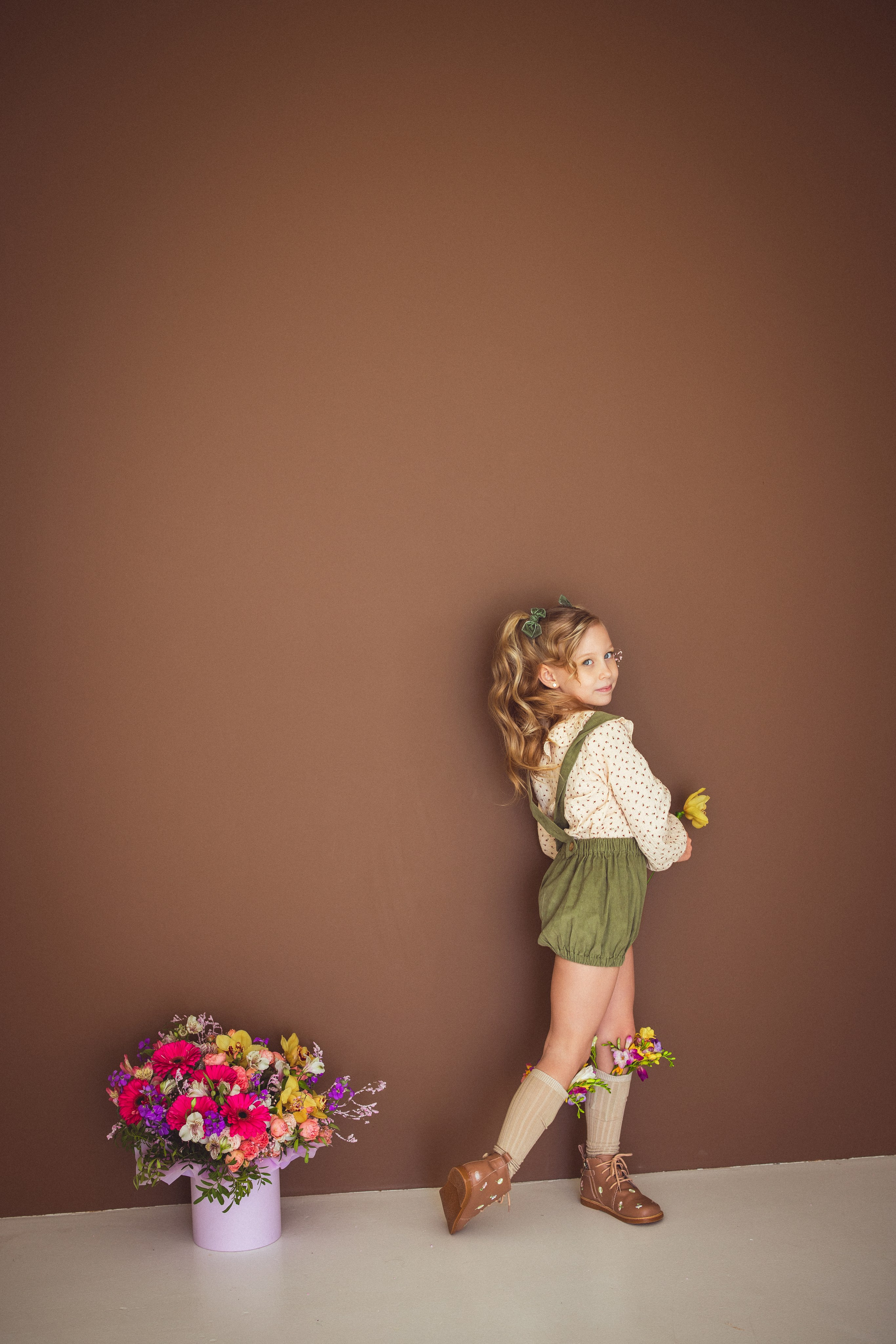 Фотосессия с ярким букетом цветов к 8 марта, 2024 г. Семейный и детский фотограф в Краснодаре Анна Трашкова