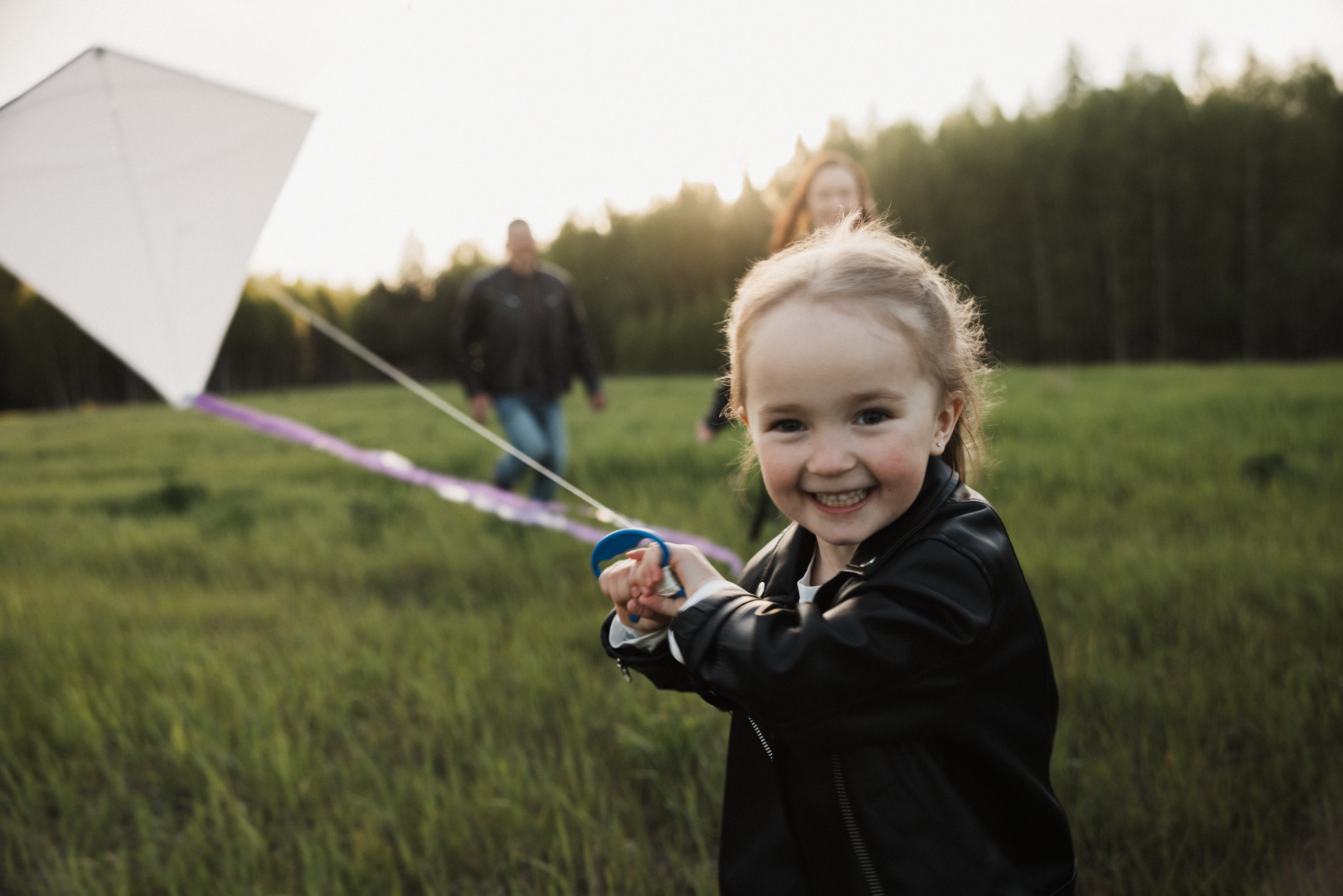 Семейная съёмка с ребенком и воздушным змеем