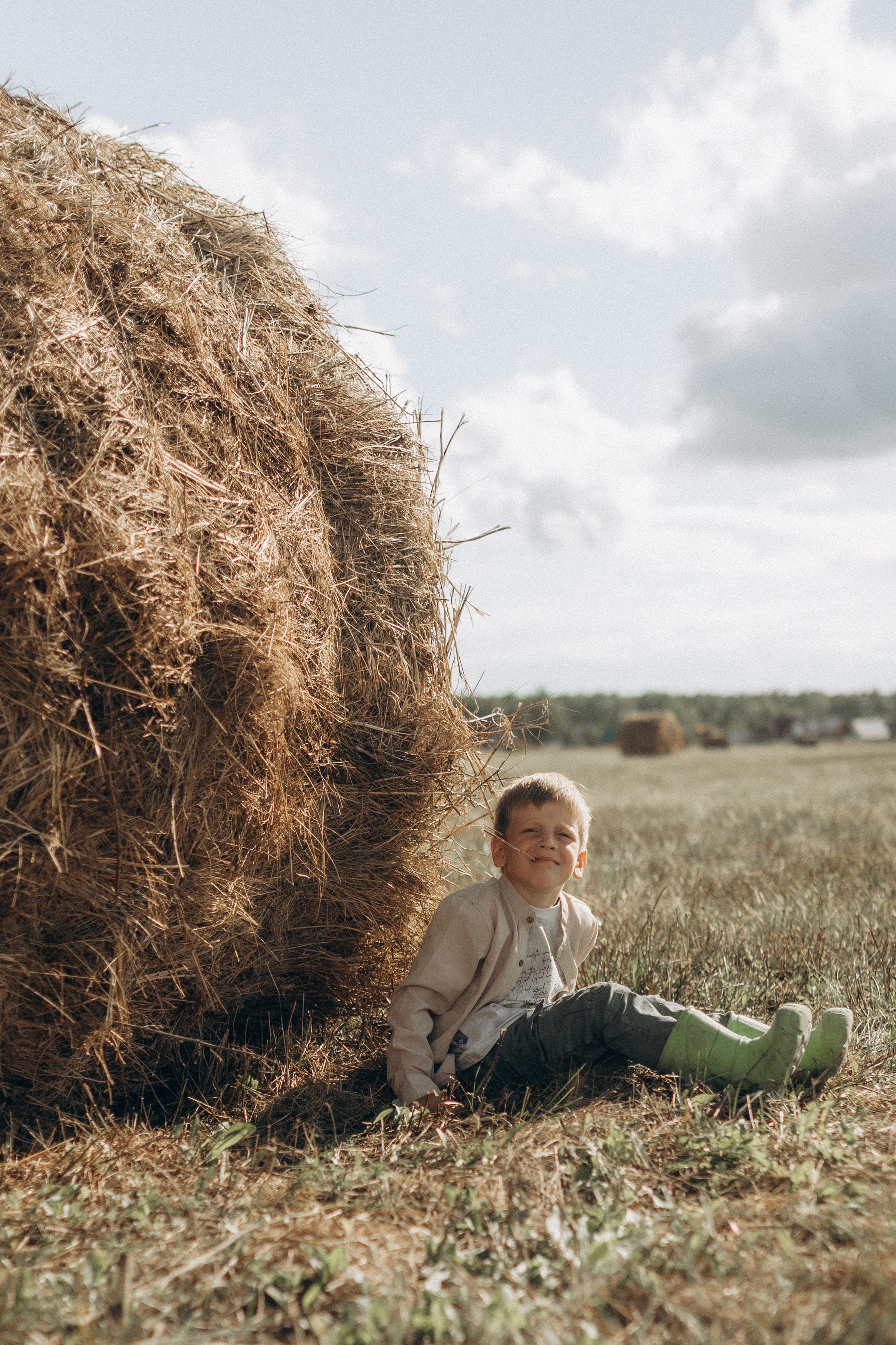 Вика и Миша на сене. Семейный фотограф lifestyle в Новосибирске Елена Шпилевая