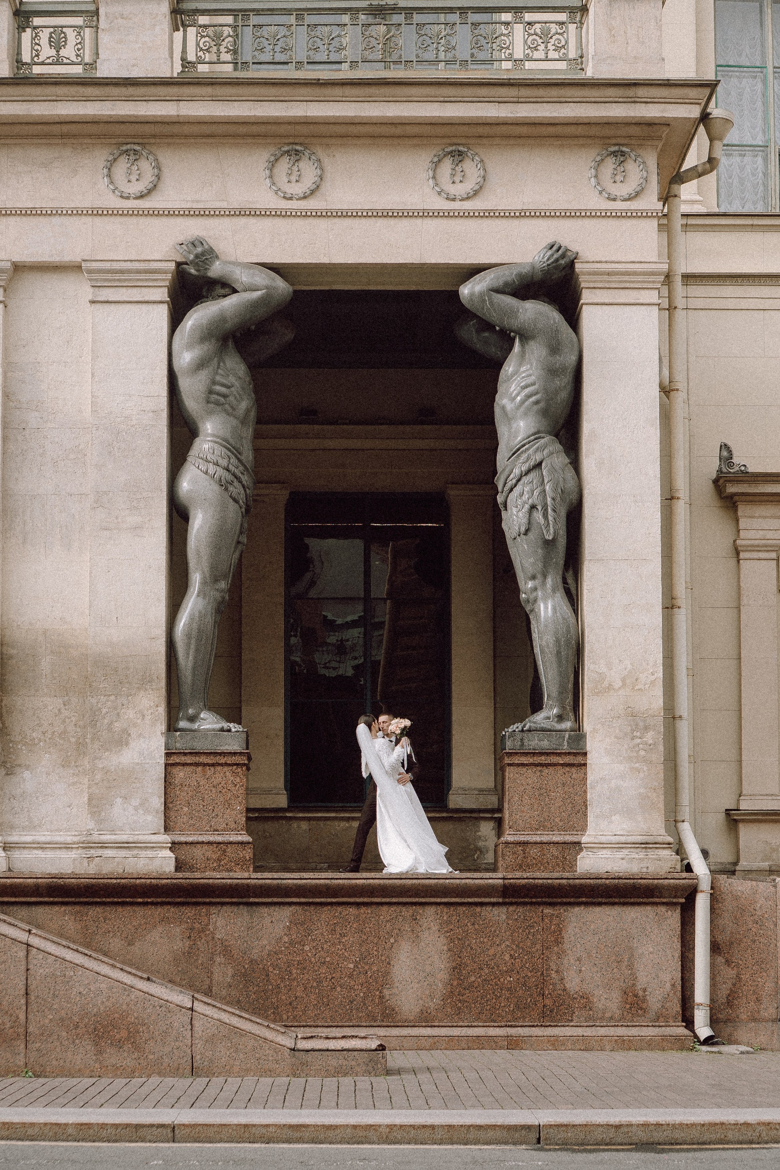 СВАДЕБНАЯ ПРОГУЛКА В САНТК-ПЕТЕРБУРГЕ (ИСАКИЕВСКИЙ СОБОР, ЗИМНЯЯ КАНАВКА, ЭРМИТАЖ И БОЛЬШАЯ МОРСКАЯ УЛИЦА). Профессиональный фотограф, Санкт-Петербург — Виктория Богомолова