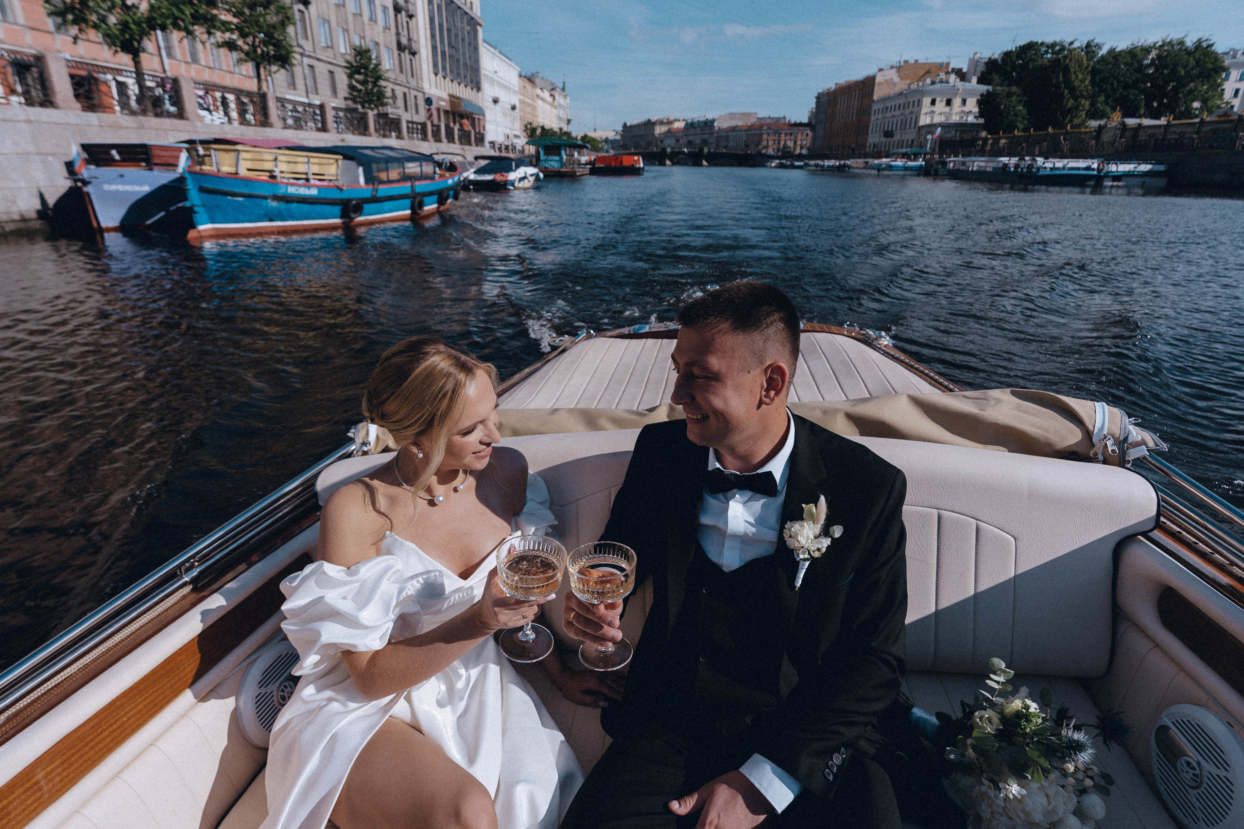 СВАДЕНБНАЯ СЬЕМКА НА КАТЕРЕ ПО КАНАЛАМ САНКТ-ПЕТЕРБУРГА И В АКВАТОРИИ НЕВЫ. Профессиональный фотограф, Санкт-Петербург — Виктория Богомолова