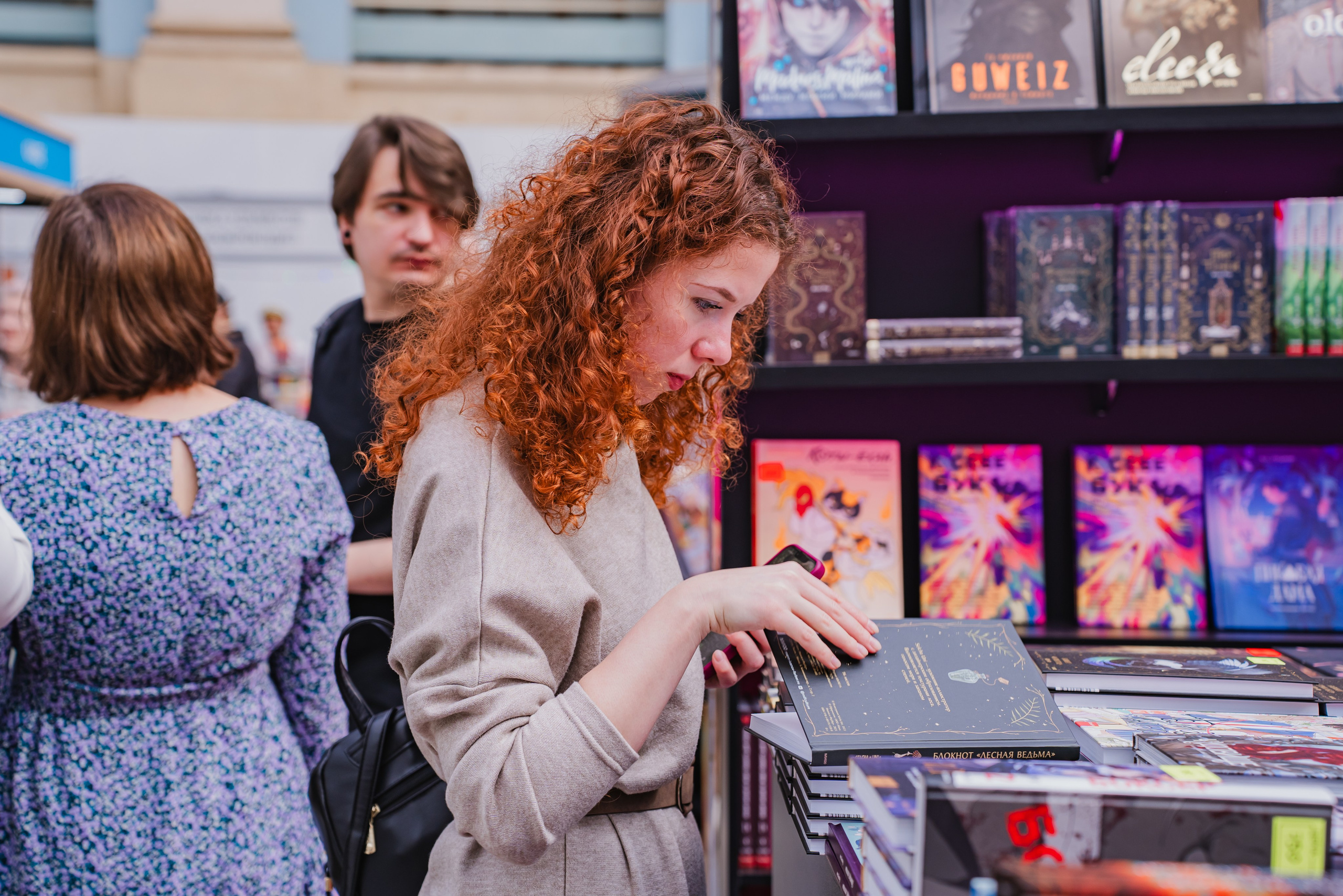 МИФ Non/fictio№ 2025 стенды. Репортажный фотограф Анастасия Рубцова