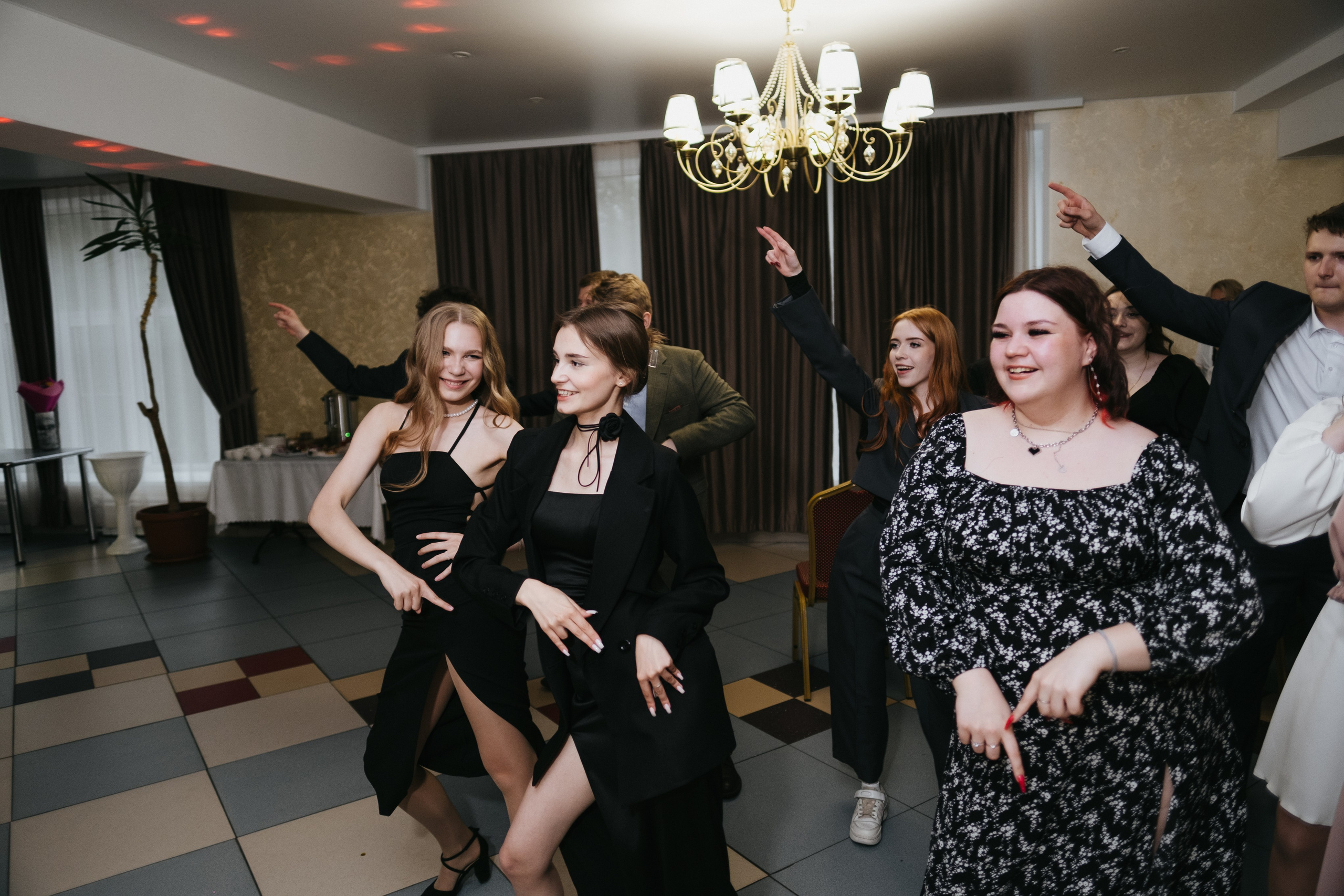 Выпускной 11 класс школы № 30. Свадебный и репортажной фотограф Денис Ожигин в Краснодаре и Краснодарском крае