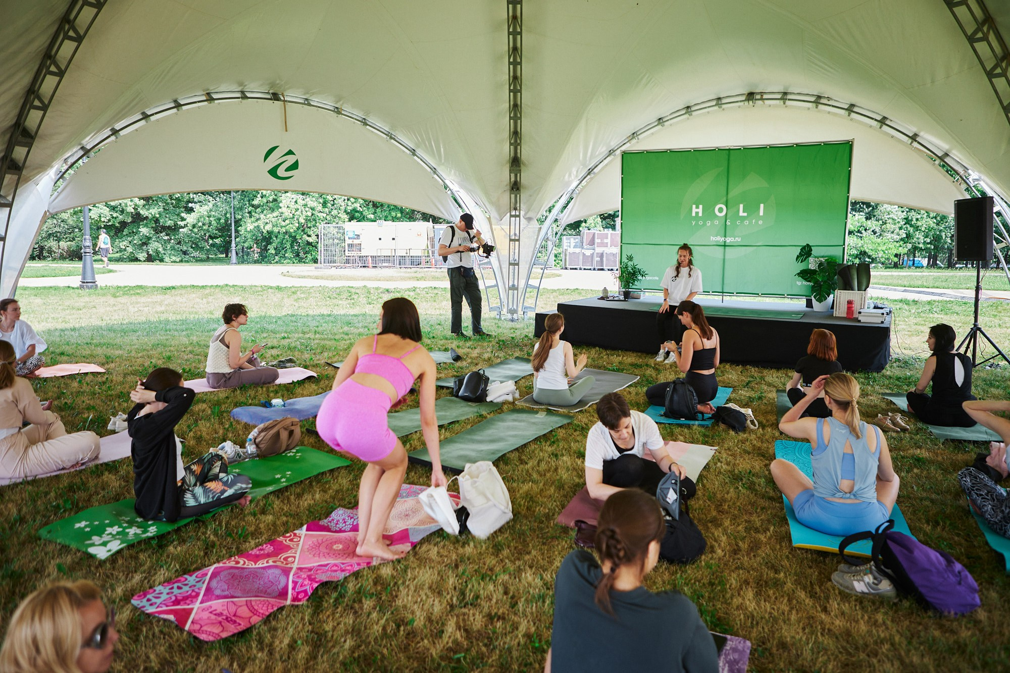 HOLI Yoga — репортажная съёмка фестиваля йоги в Москве. Репортажный фотограф в Москве — Дмитрий Тарасов | Съёмка мероприятий, концертов, корпоративов