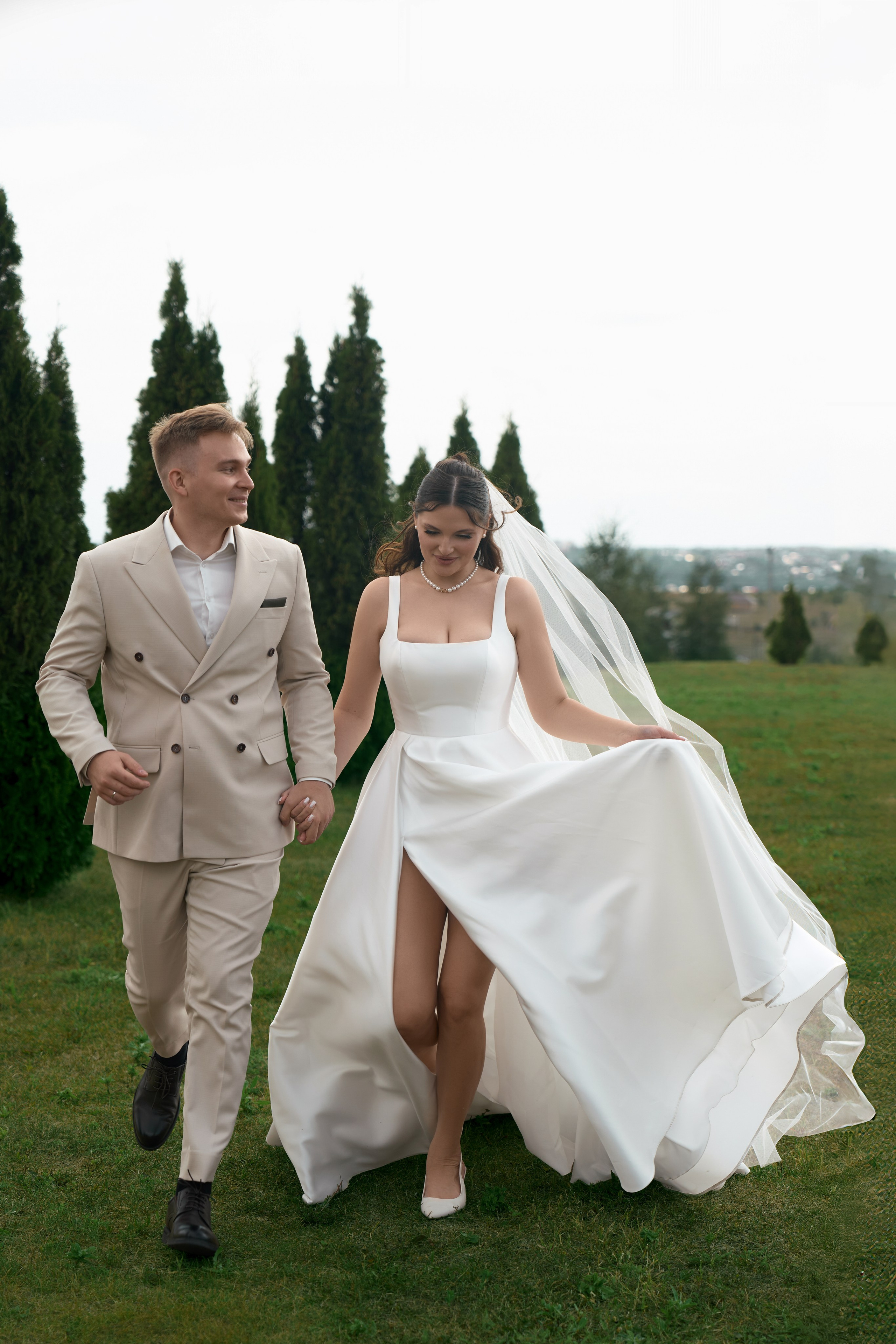 Свадебная фотосессия в «Гермесе» с белым моно-декором. Свадебный и коммерческий фотограф |Саратов Москва|