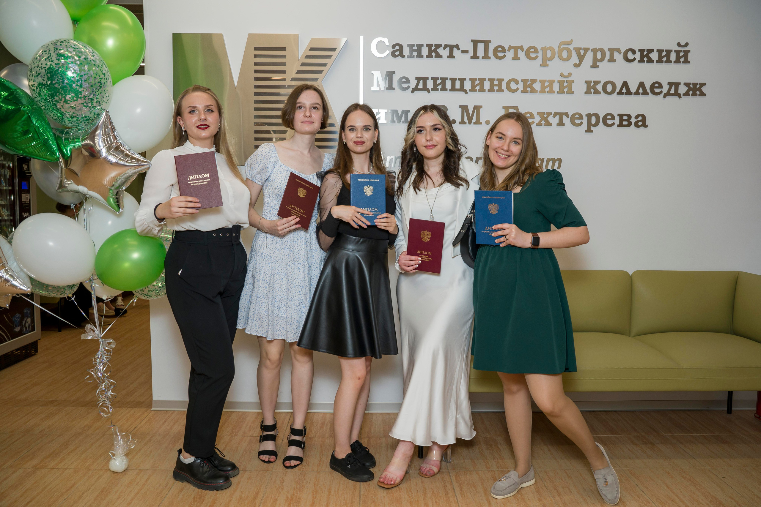 Выпускной в медколледже. Фотограф в Санкт-Петербурге. Репортажная и все съёмки для бизнеса