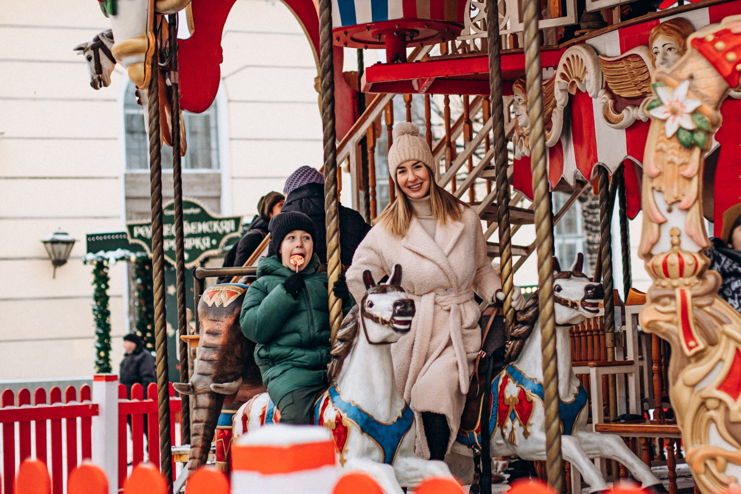 Оксана с сыном в декабре. Фотопрогулка в Петербурге. Индивидуальный и семейный фотограф в Санкт-Петербурге