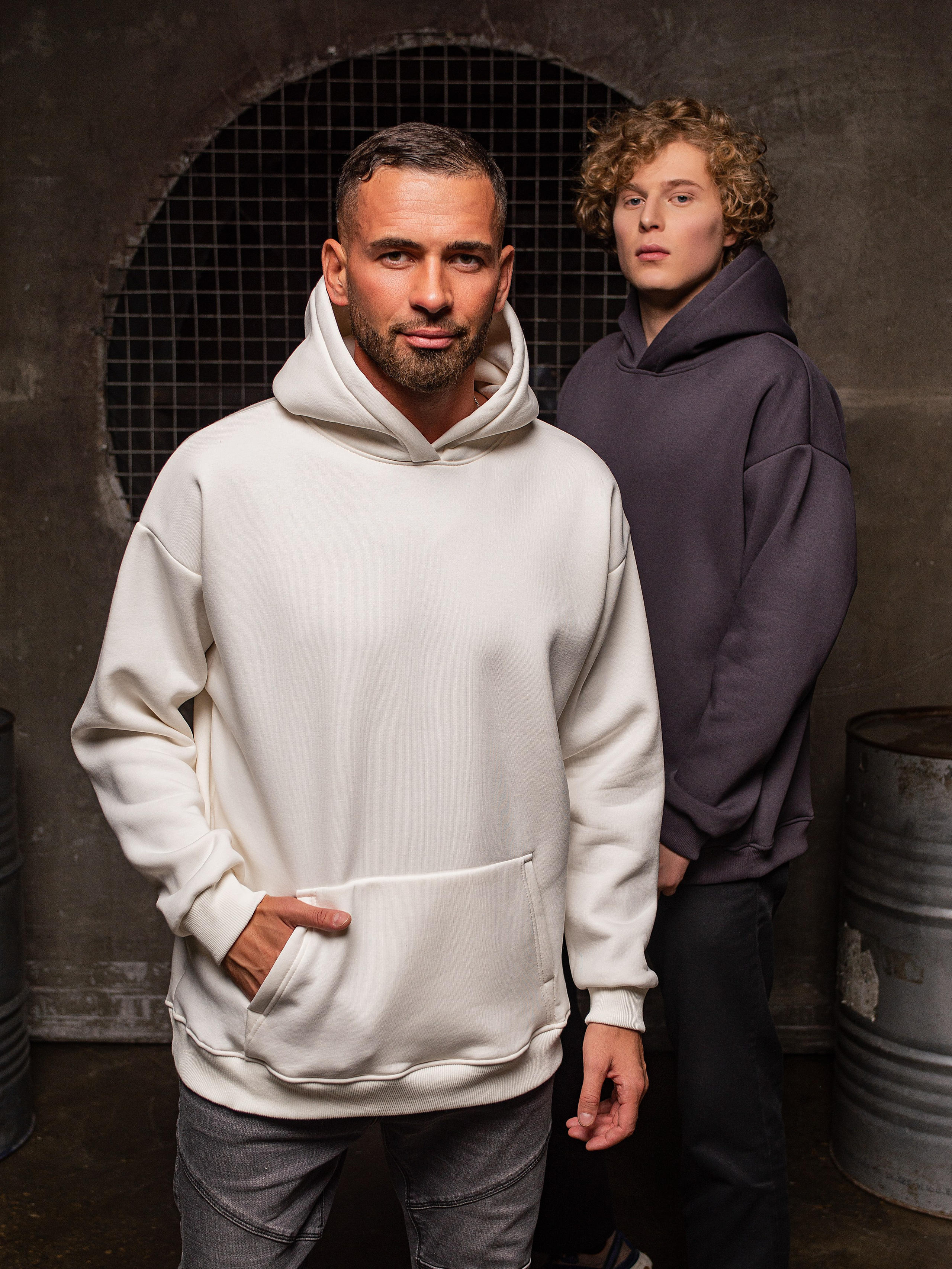 Креативная съемка, использующая игру света и тени для создания объемных образов.