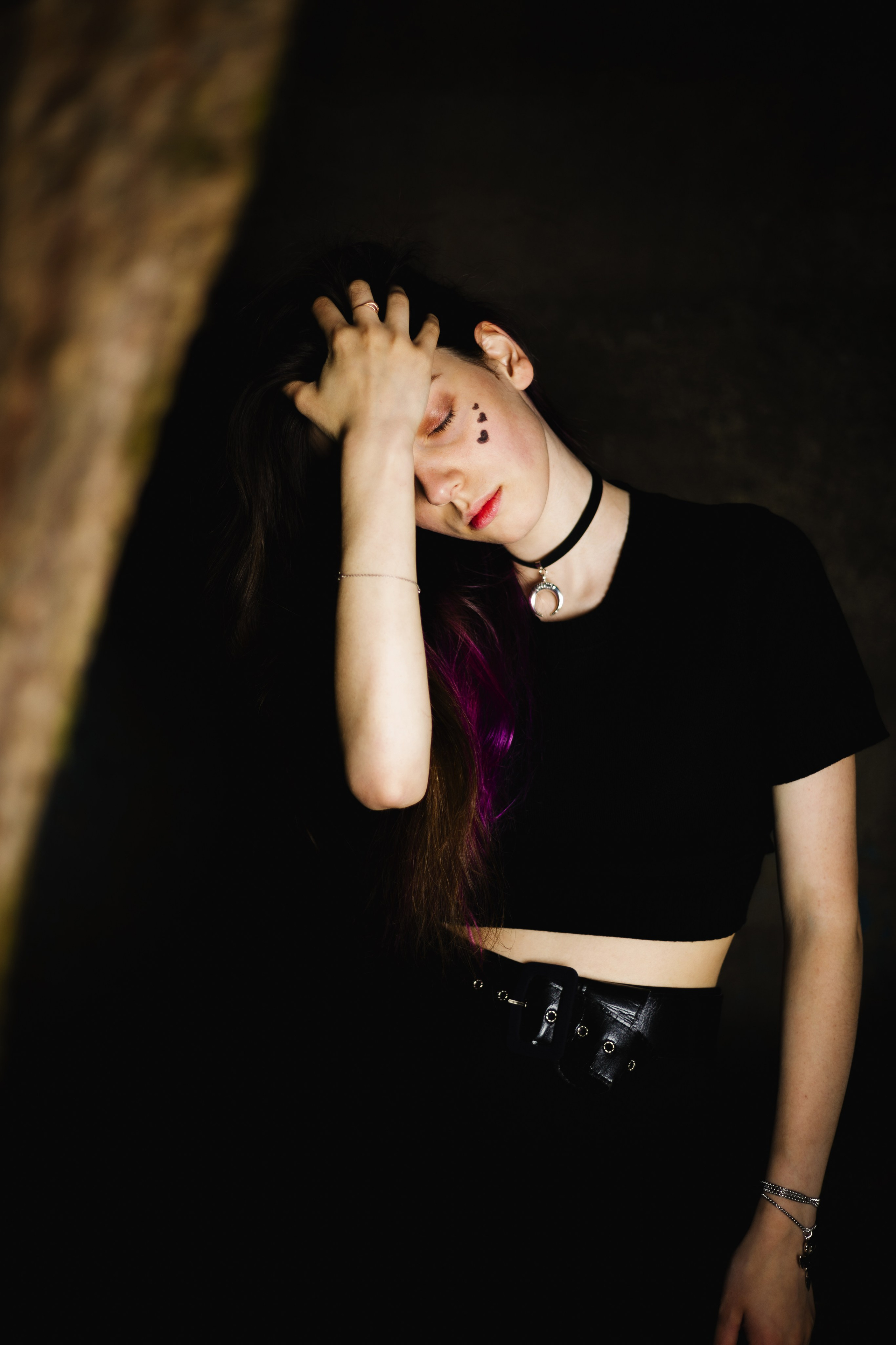 Модель: Лидия Леймон. Фотограф - Николай Мокрицкий. Импровизионаня фотосессия, в заброшенном здании. Креативная ночная фотосессия. Молодая девушка в образе неформалки. Темные волосы с фиолетовой прядью, полосатые чулки, ботинки. Зажигалка, кровь, горящий факел, огонь – атмосферное заброшенноге здания. Факел, Девушка, молодая девушка, Альтушка, Фотосеесия, Подросток, Крашенные волосы, Сигарета, Кровь, Позировка, Потрет