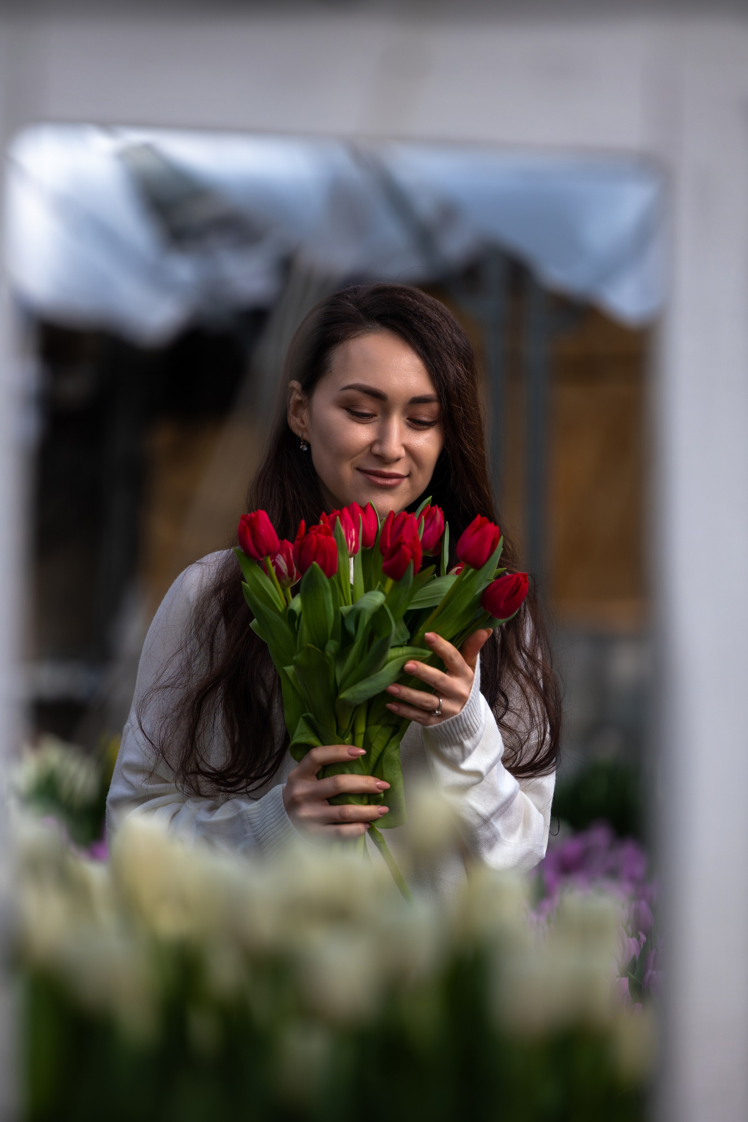 Фотосессия в теплице с тюльпанами. Свадебный фотограф Астрахань