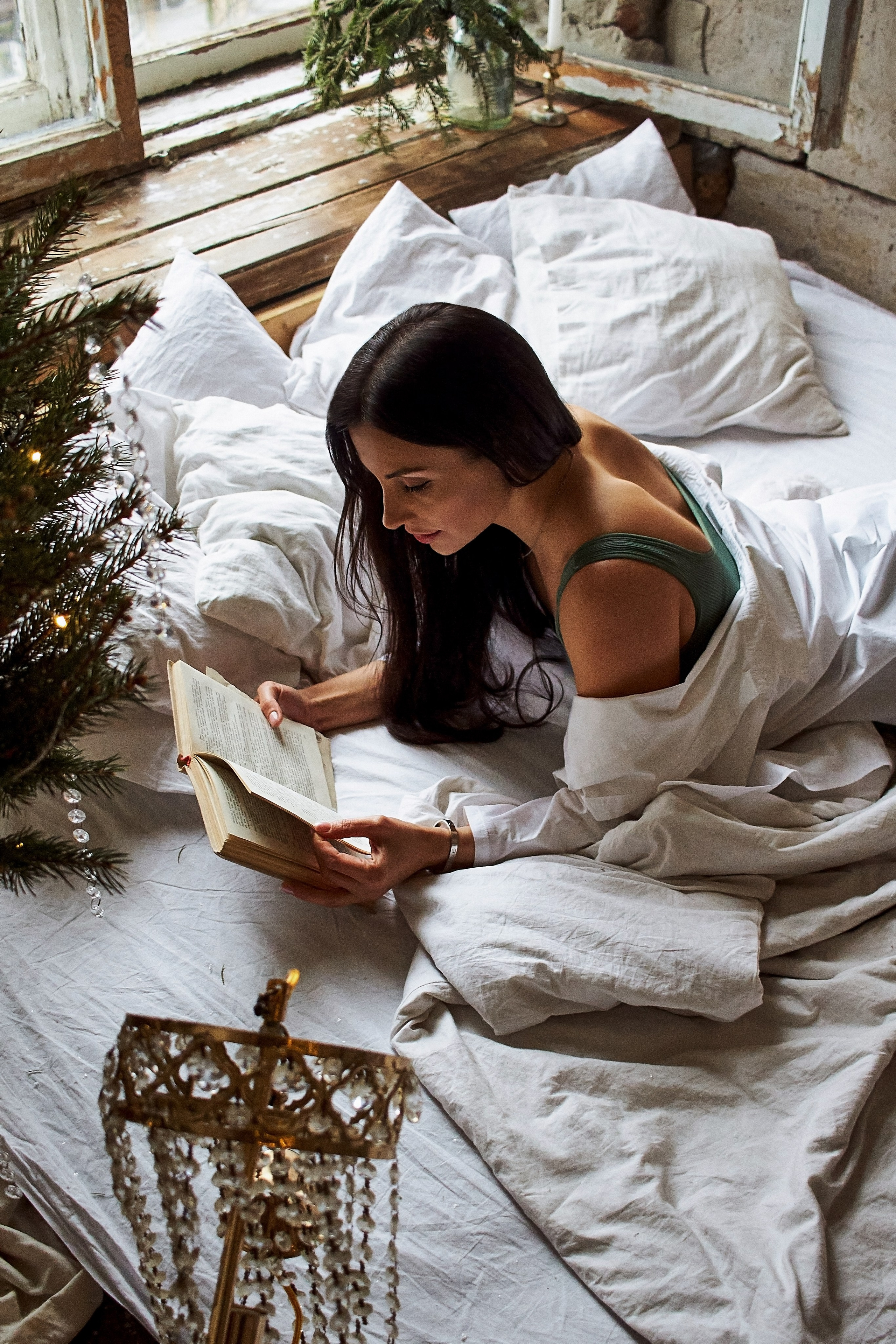 Читает книгу.