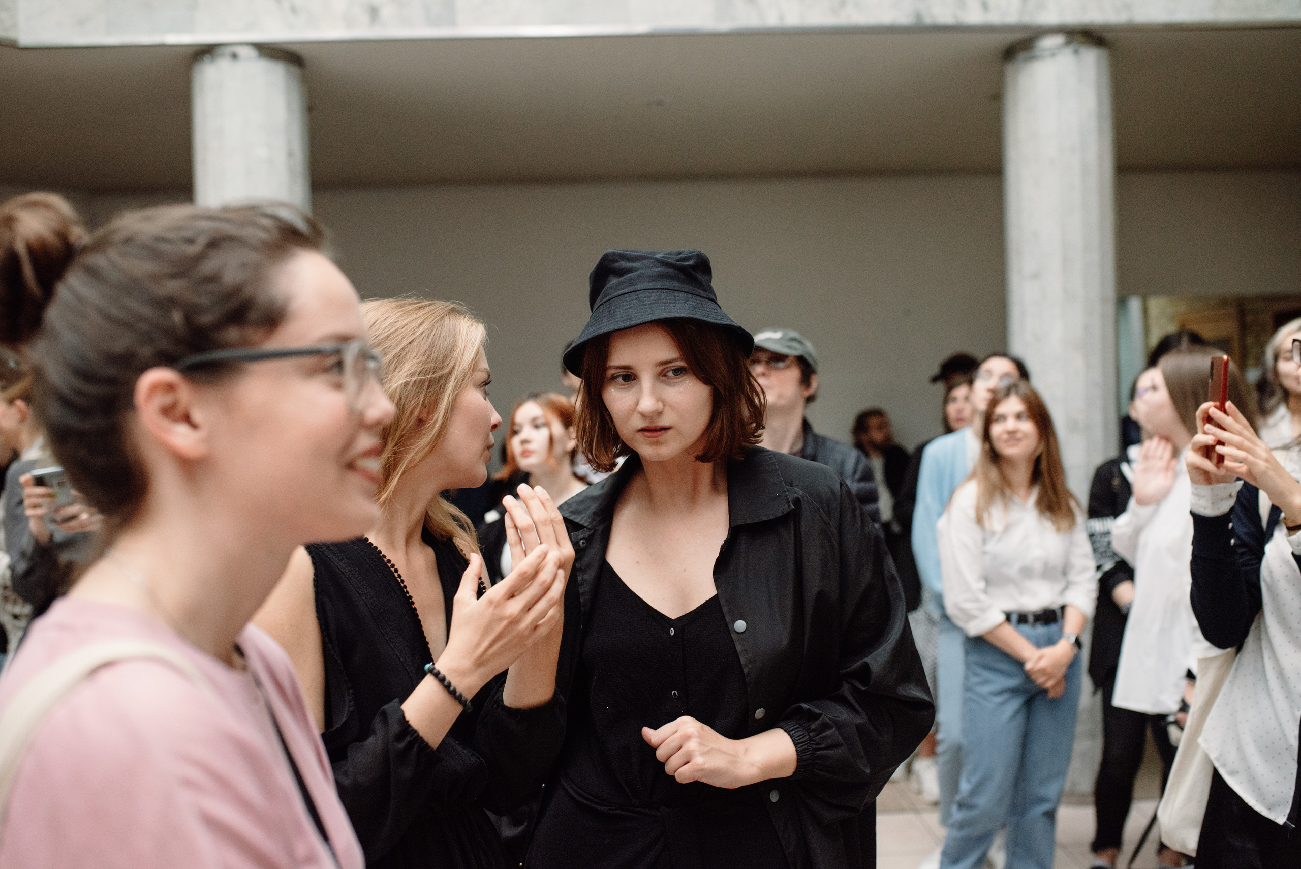 Открытие выставки «Длительные отношения с солнечными ударами» Маши Кирилловой. Портретный фотограф в Ереване и Челябинске Шаханская Ольга