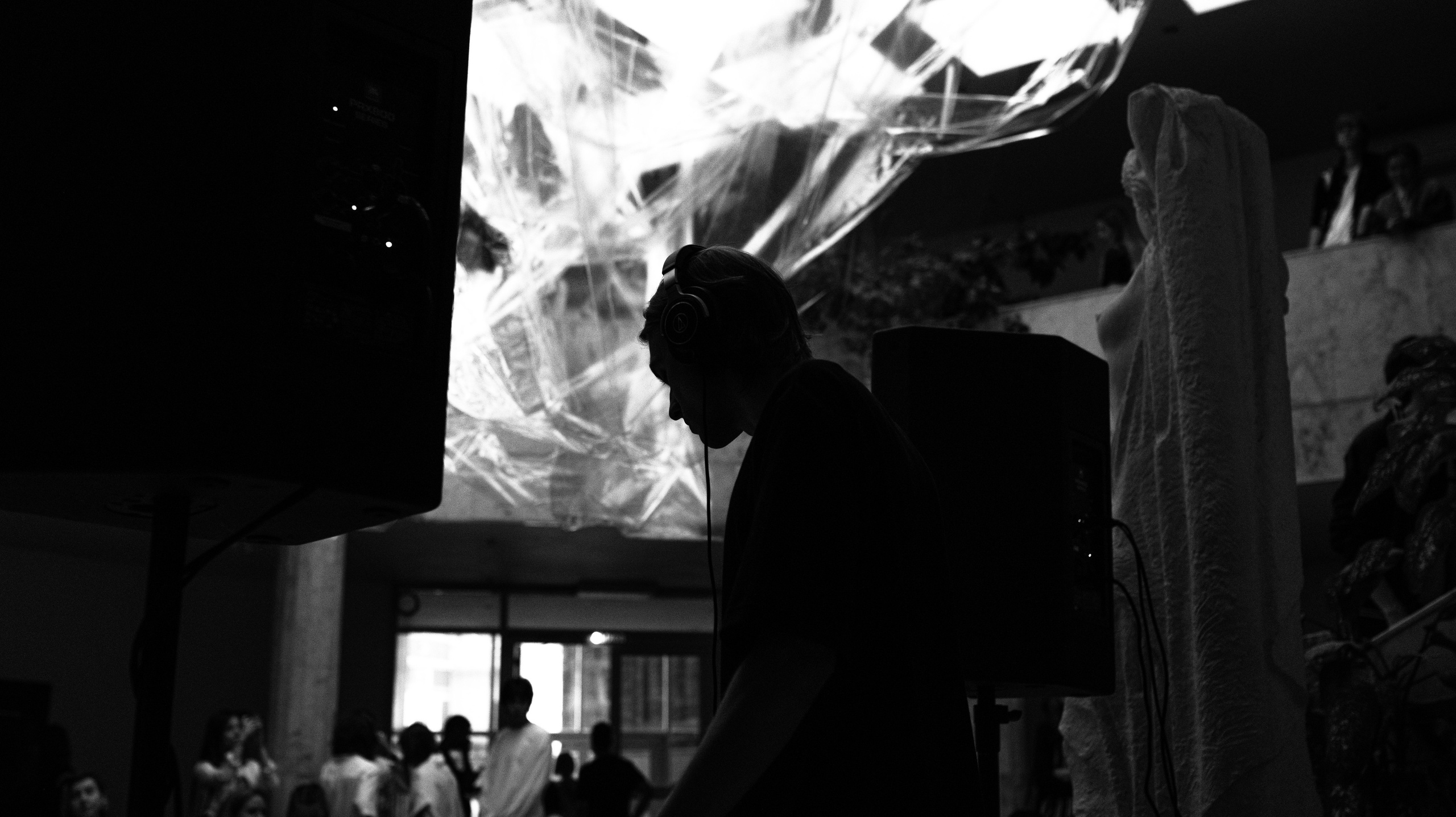 Открытие выставки «Длительные отношения с солнечными ударами» Маши Кирилловой. Портретный фотограф в Ереване и Челябинске Шаханская Ольга