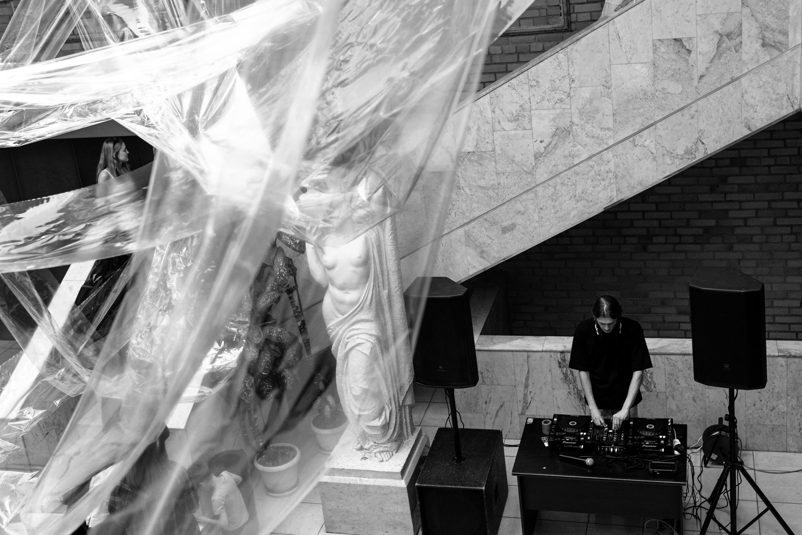 Открытие выставки «Длительные отношения с солнечными ударами» Маши Кирилловой. Портретный фотограф в Ереване и Челябинске Шаханская Ольга