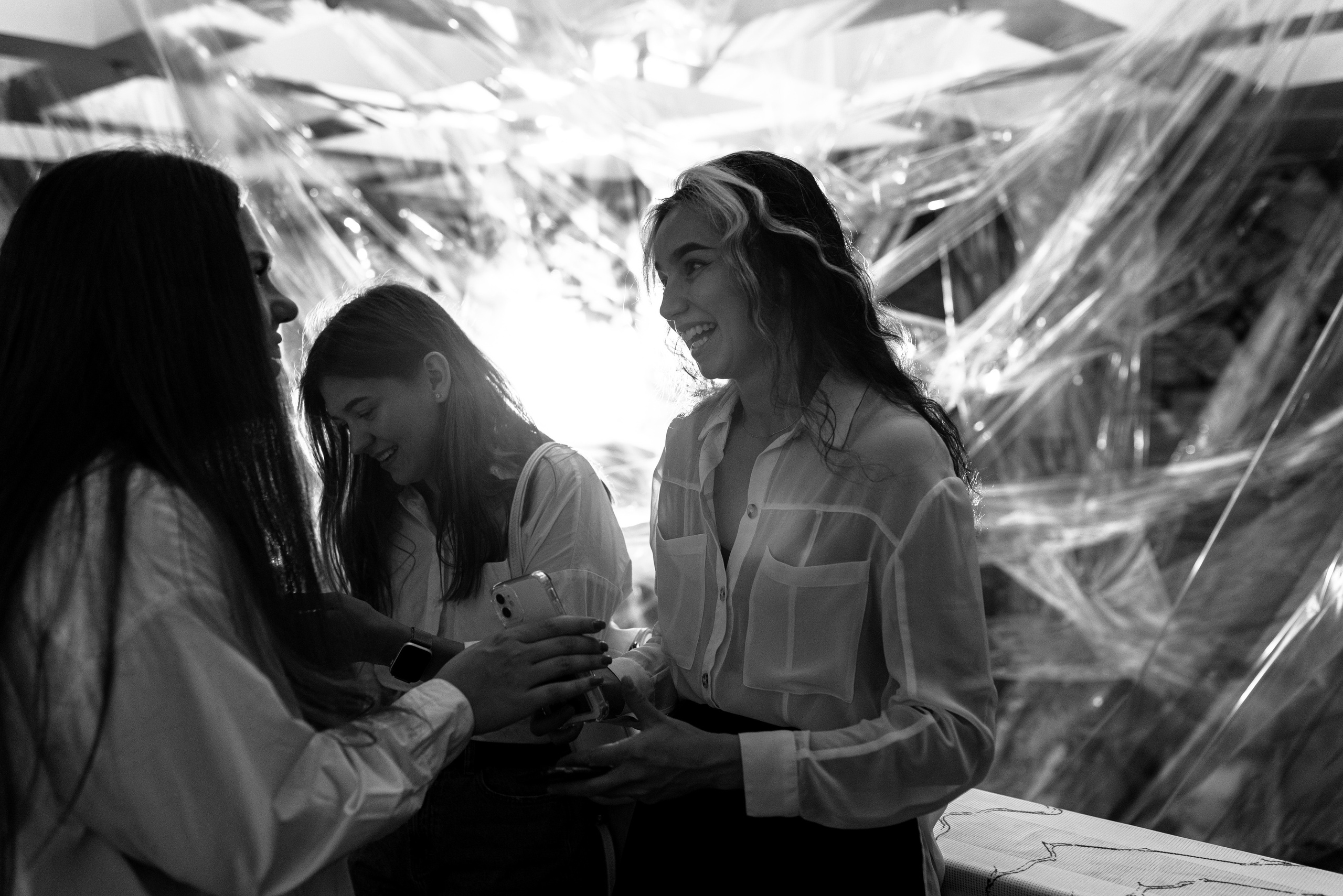 Открытие выставки «Длительные отношения с солнечными ударами» Маши Кирилловой. Портретный фотограф в Ереване и Челябинске Шаханская Ольга