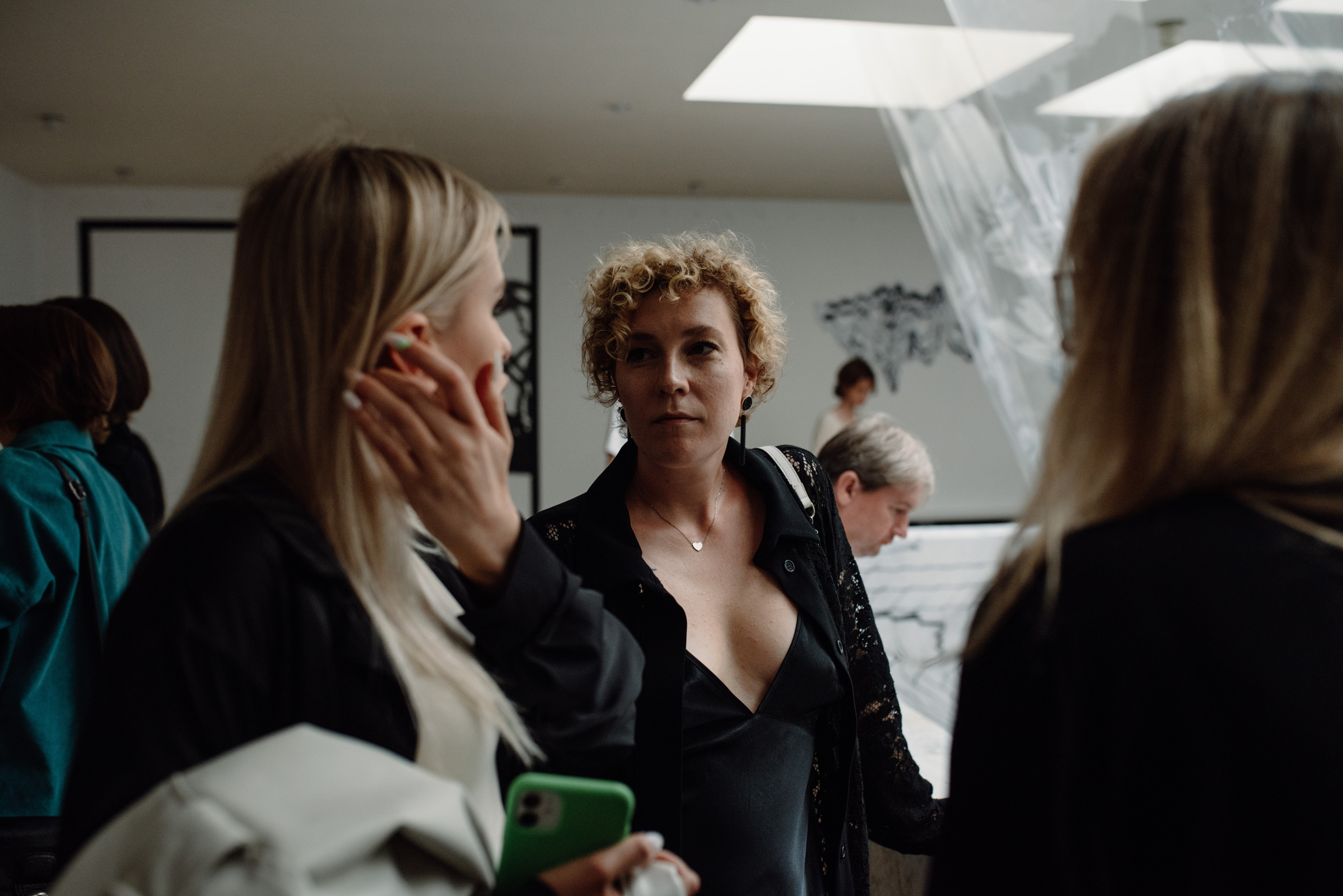 Открытие выставки «Длительные отношения с солнечными ударами» Маши Кирилловой. Портретный фотограф в Ереване и Челябинске Шаханская Ольга