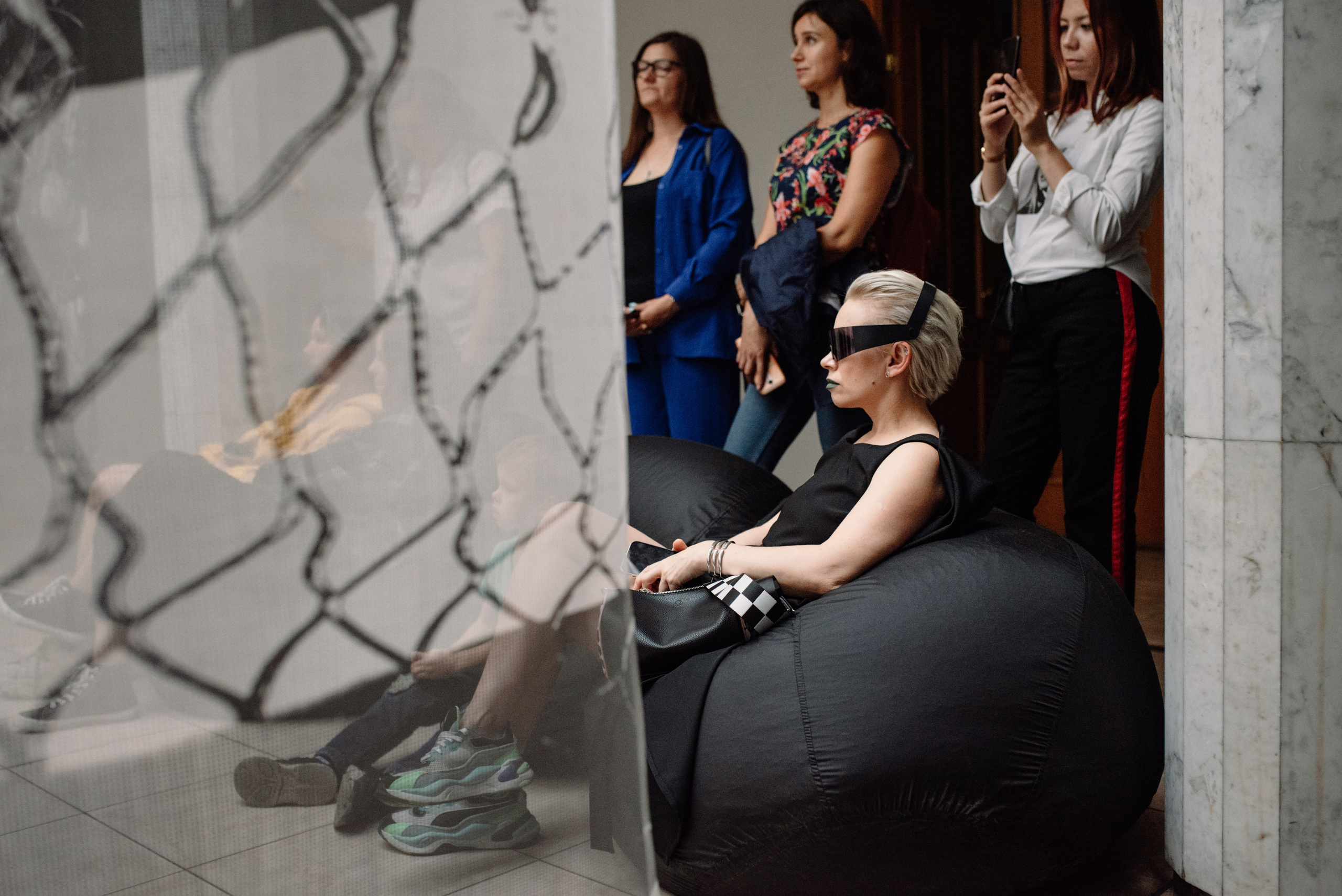 Открытие выставки «Длительные отношения с солнечными ударами» Маши Кирилловой. Портретный фотограф в Ереване и Челябинске Шаханская Ольга