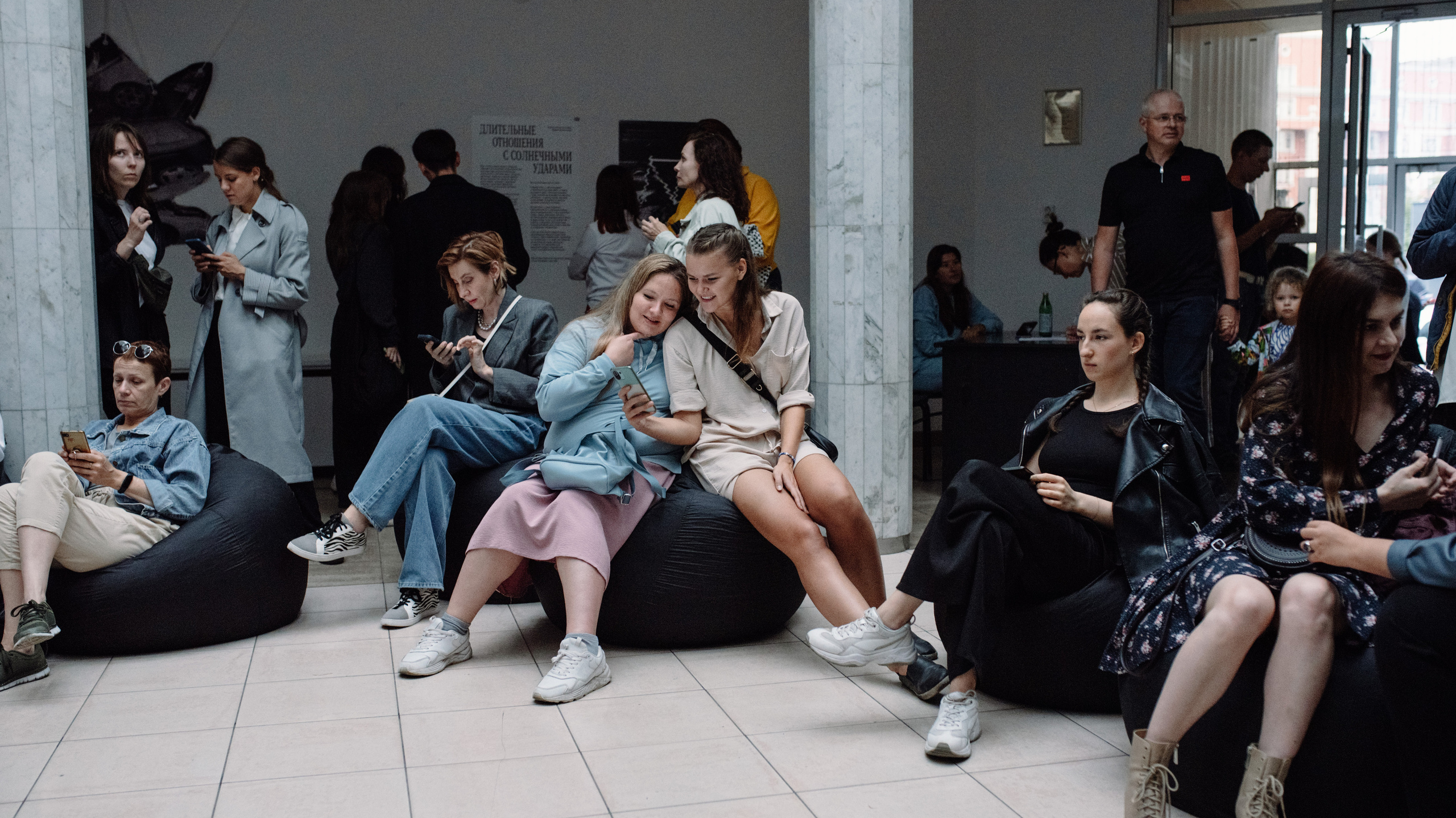 Открытие выставки «Длительные отношения с солнечными ударами» Маши Кирилловой. Портретный фотограф в Ереване и Челябинске Шаханская Ольга