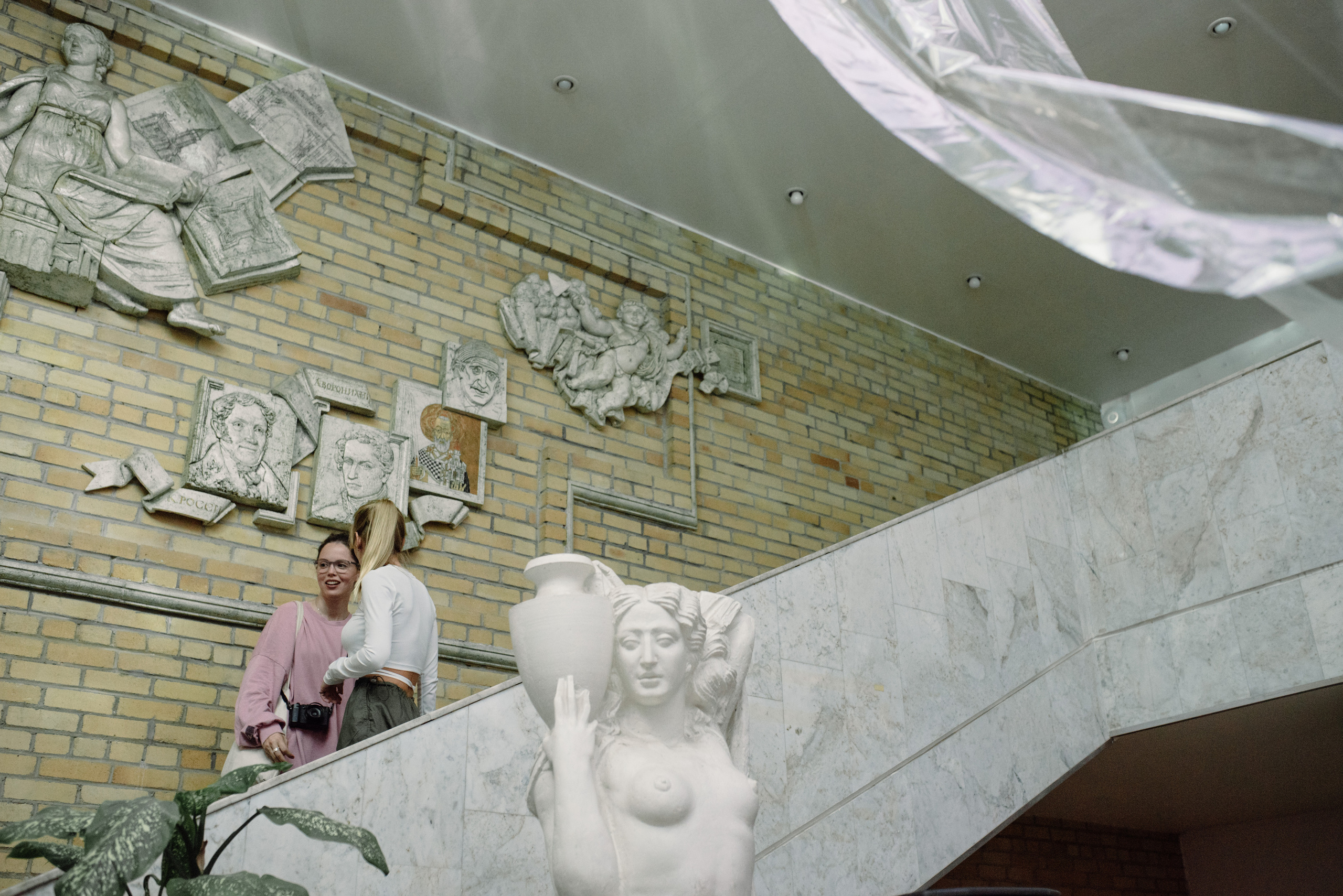 Открытие выставки «Длительные отношения с солнечными ударами» Маши Кирилловой. Портретный фотограф в Ереване и Челябинске Шаханская Ольга