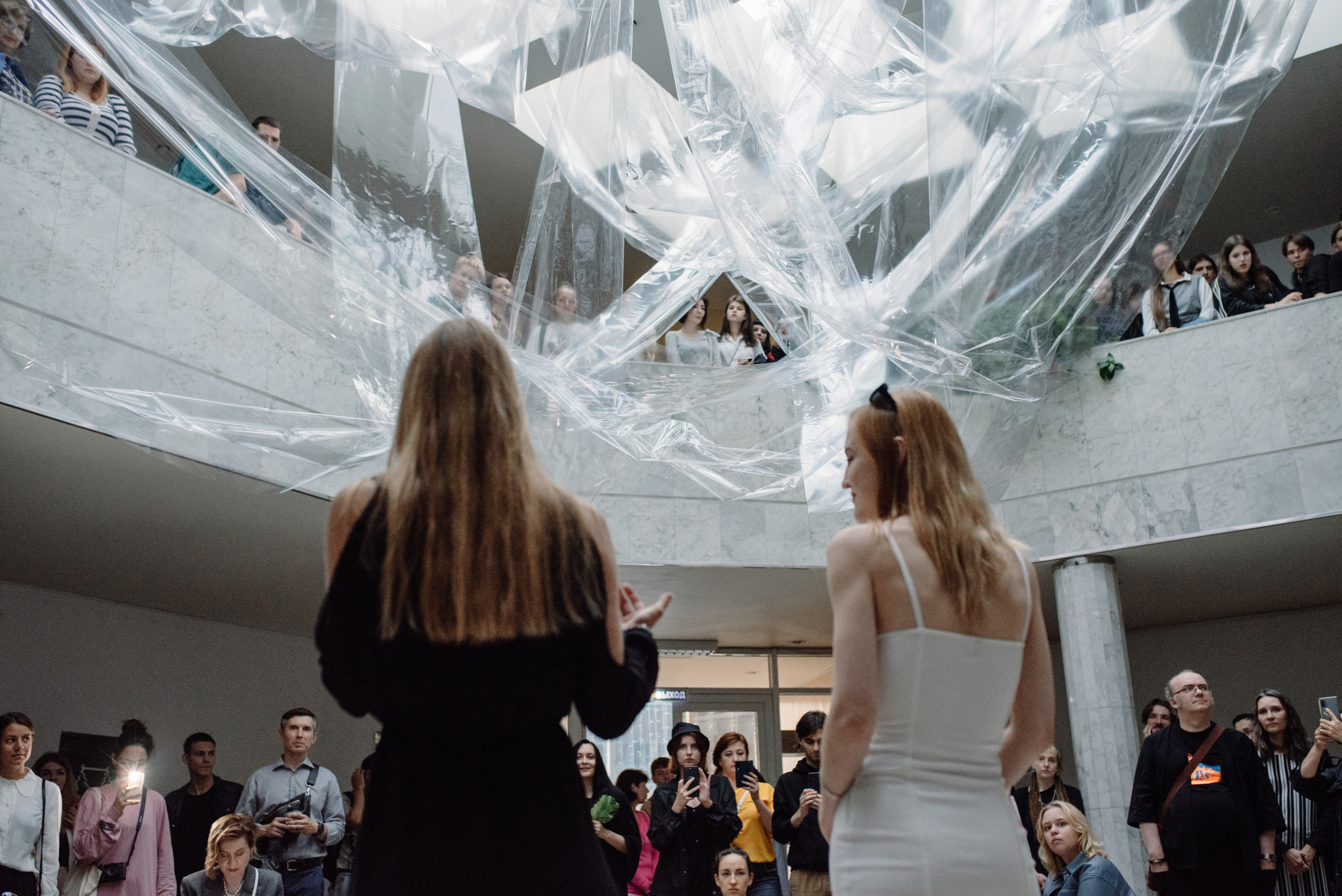 Открытие выставки «Длительные отношения с солнечными ударами» Маши Кирилловой. Портретный фотограф в Ереване и Челябинске Шаханская Ольга