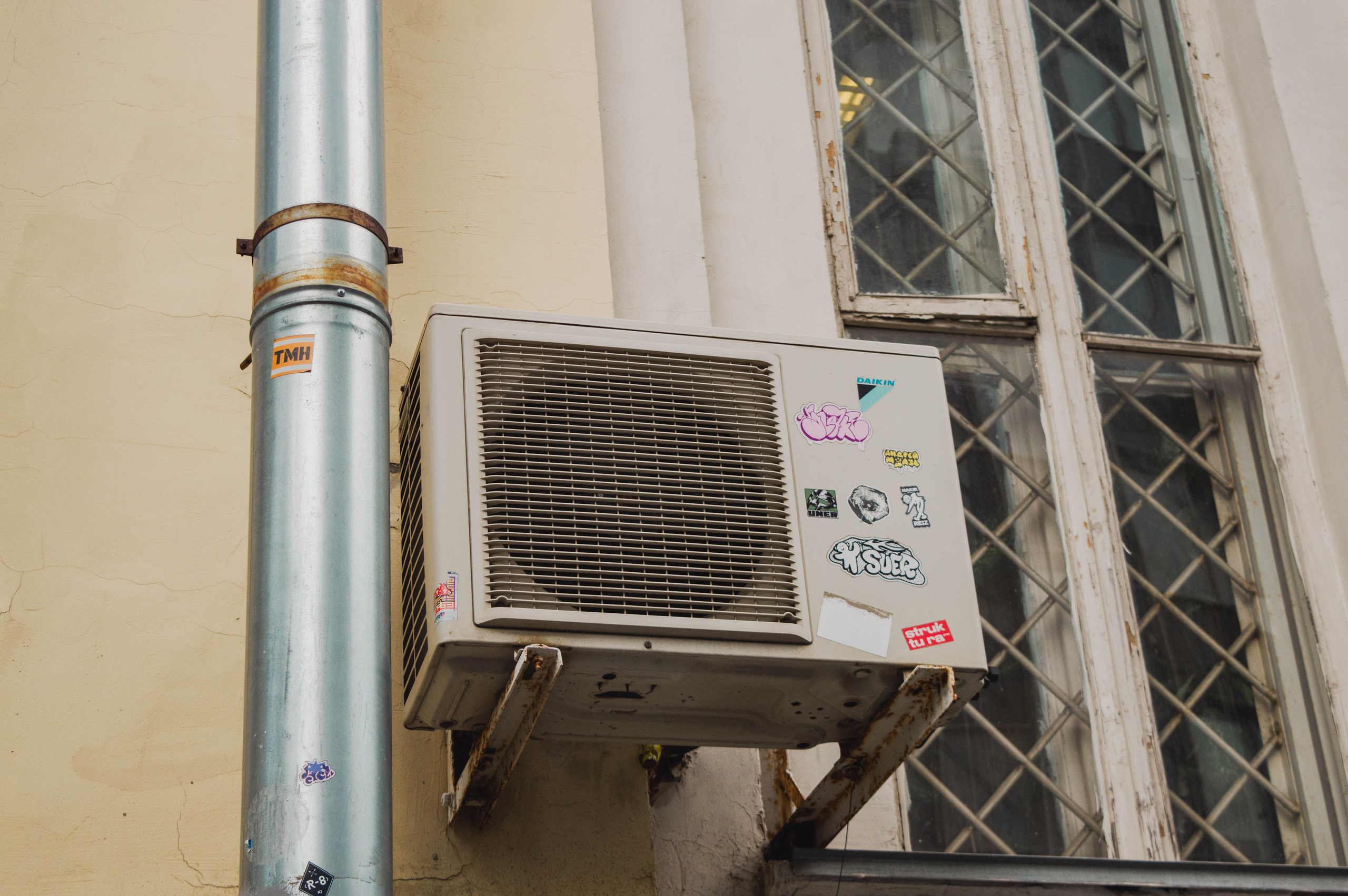 Типология «Стикербомбинг в городе». Фотограф Анастасия Лощакова в Москве