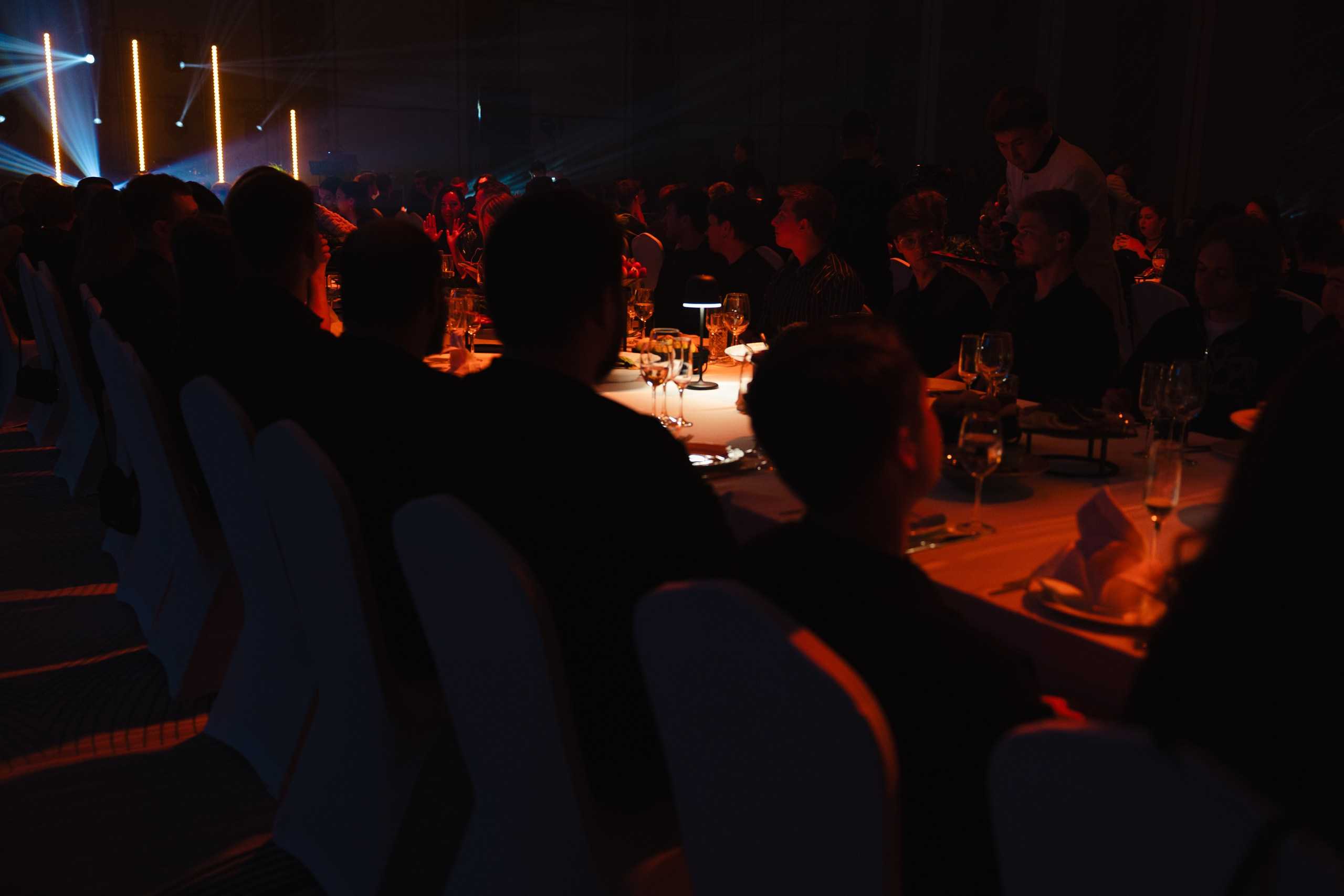 Здравствуйте! Я свадебный фотограф из Ульяновска, работаю в том числе по всей России и с выездом за границу. Снимаю свадьбы, lovestory, корпоративы, светский репортаж. Провожу обучение по фотографии, мастер-классы и воркшопы для других фотографов.