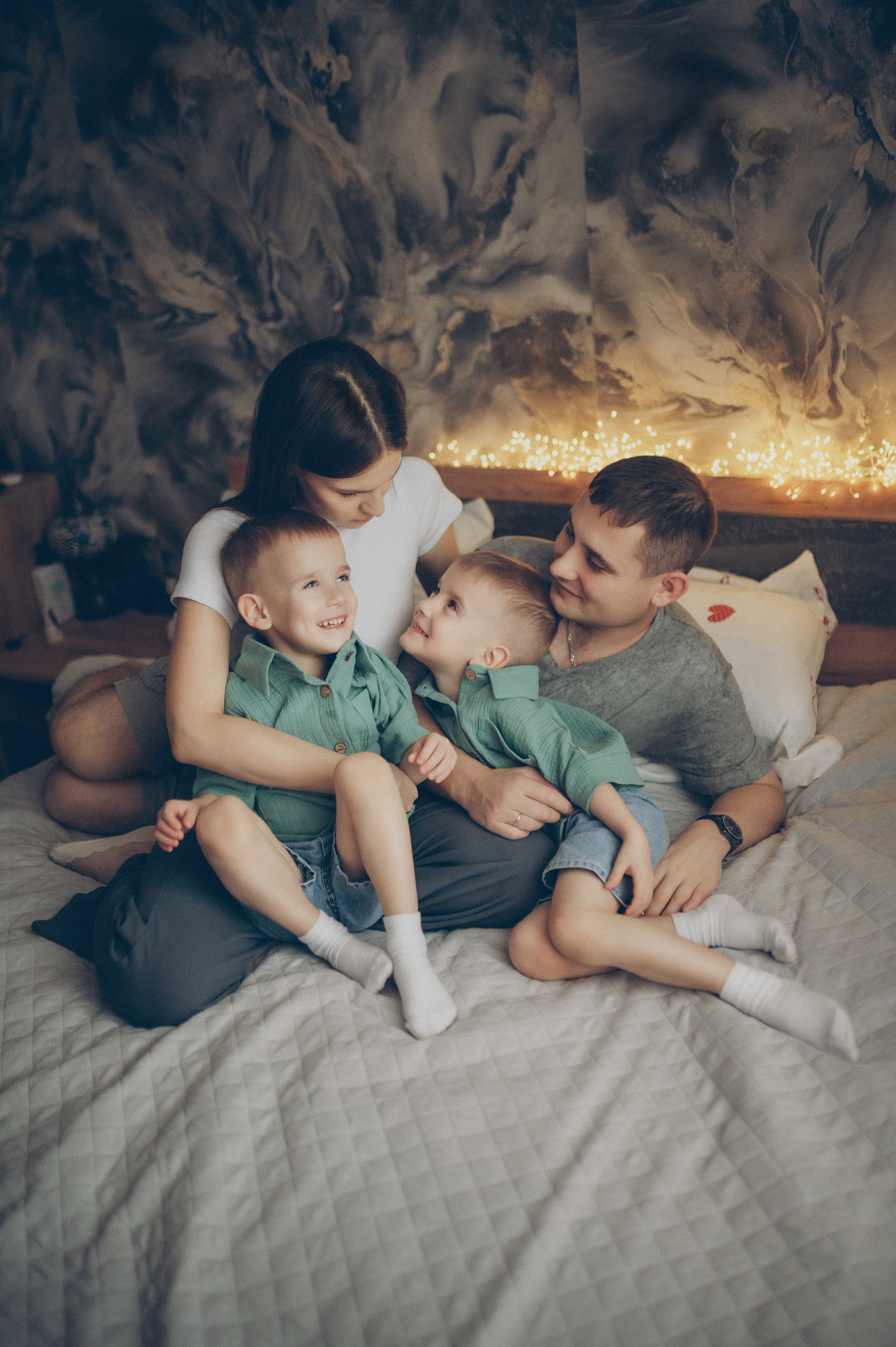 Миша и Тимофей (новогодняя домашняя). Фотограф, г. Лесной Свердловской области