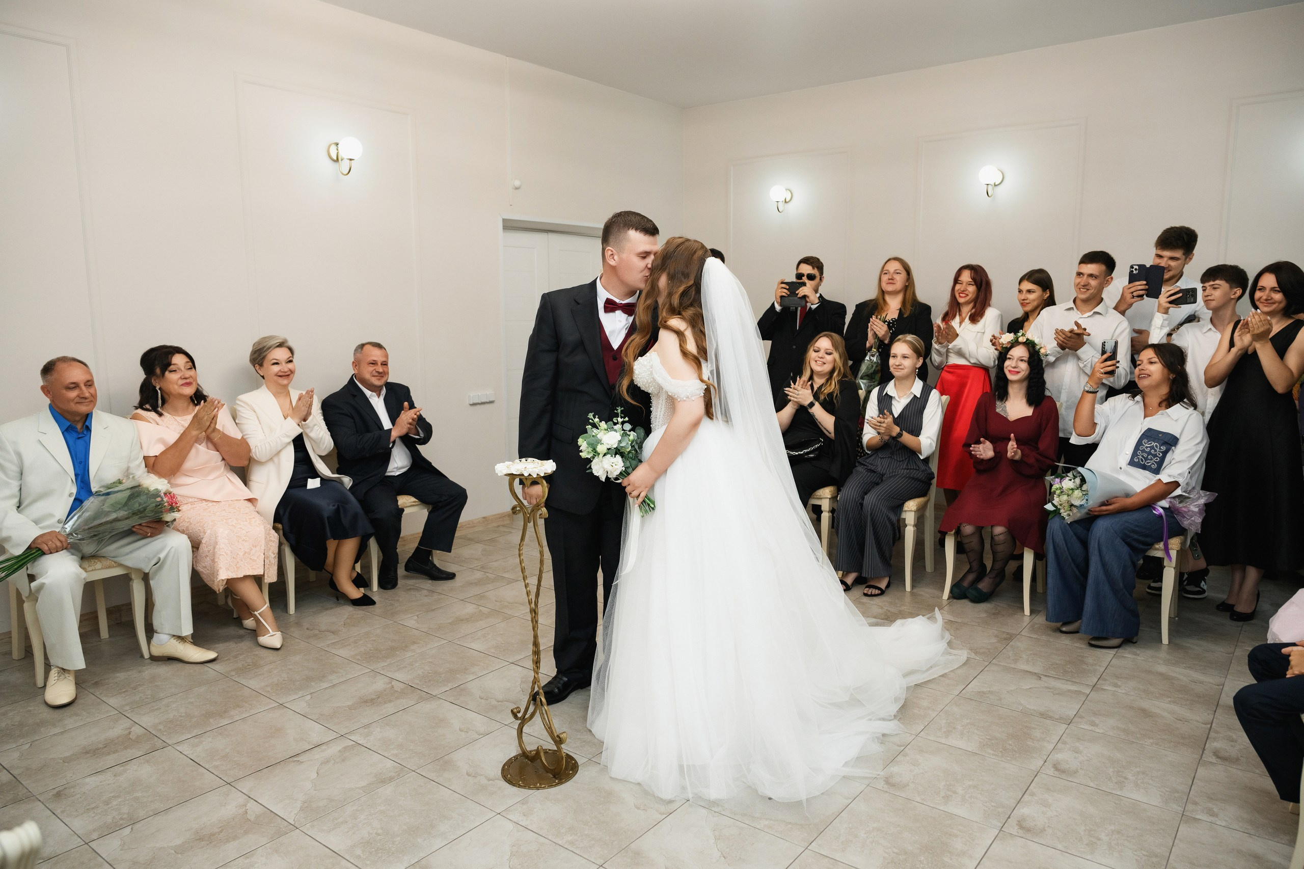 Фотосъемка свадьбы в Петропавловске-Камчатском. Свадебная фотосъемка на фоне вулканов в Петропавловске-Камчатском. Профессиональная репортажная съемка свадьбы в Петропавловске-Камчатском. Эмоциональные свадебные фотографии в Петропавловске-Камчатском. Стоимость услуг свадебного фотографа в Петропавловске-Камчатском.