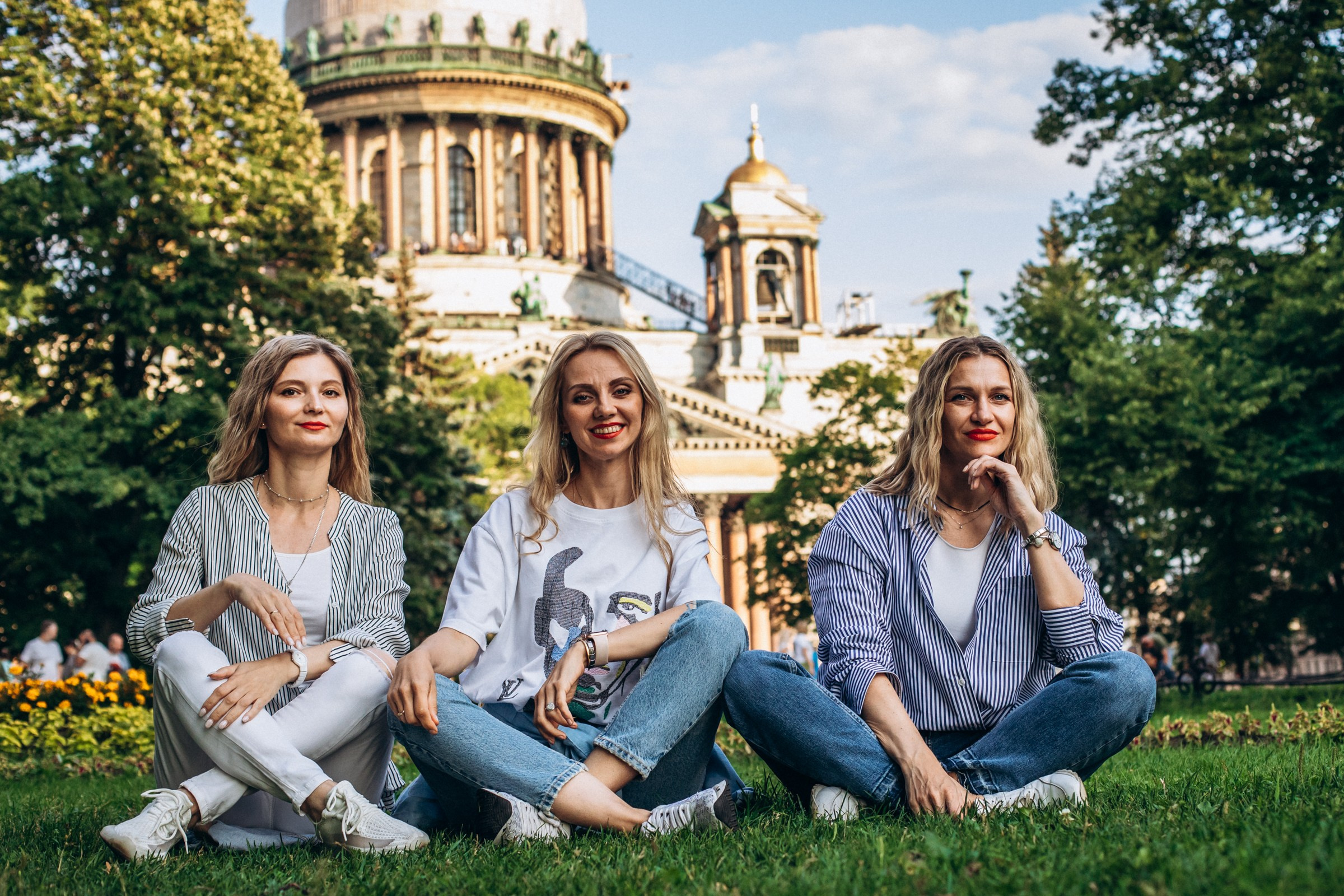 Саша, Ульяна и Настя в июне. Фотопрогулка в Петербурге. Индивидуальный и семейный фотограф в Санкт-Петербурге